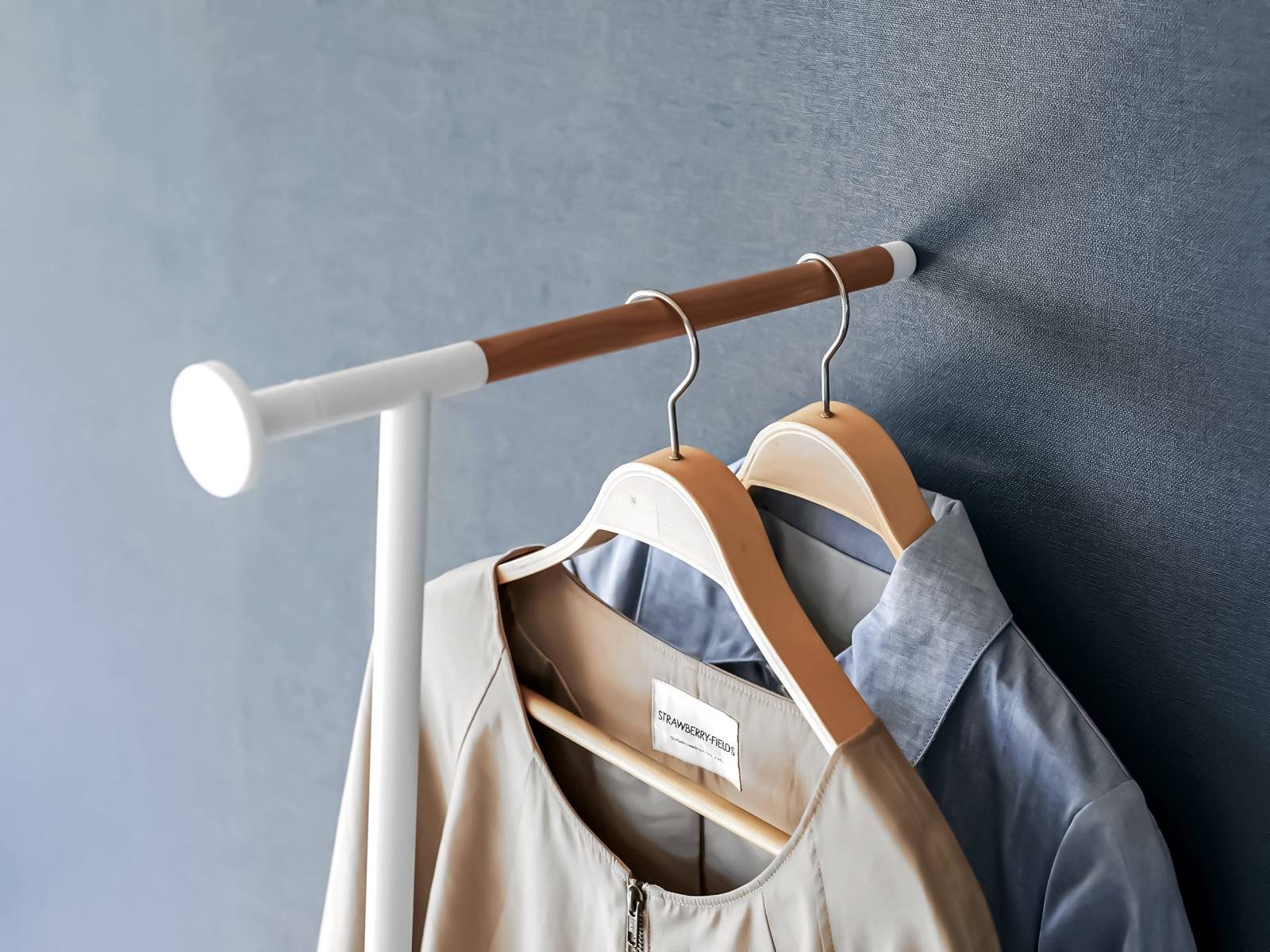 Yamazaki Garderobenständer Tower Anlehngarderobe Kleiderständer zum Anlehnen an die Wand, Kleiderständer, zum Anlehnen, minimalistisch, 160cm, mit Holzakzenten – Bild 5 von 5