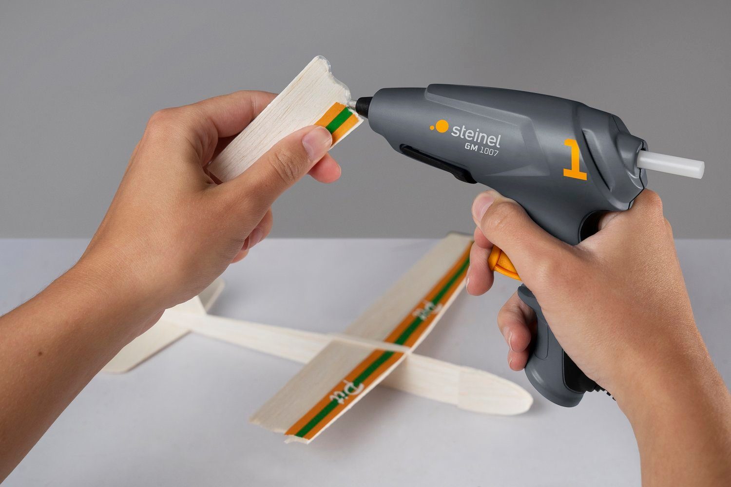 steinel Heißklebepistole GlueMatic 1007, inkl. Klebesticks Cristal 7 mm, Softgrip, 170°, Basteln