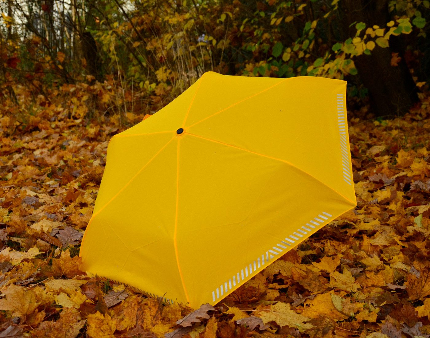 iX-brella Taschenregenschirm für Kinder Safety Reflex mit Auf-Zu-Automatik, kräftige Farben mit reflektierenden Streifen