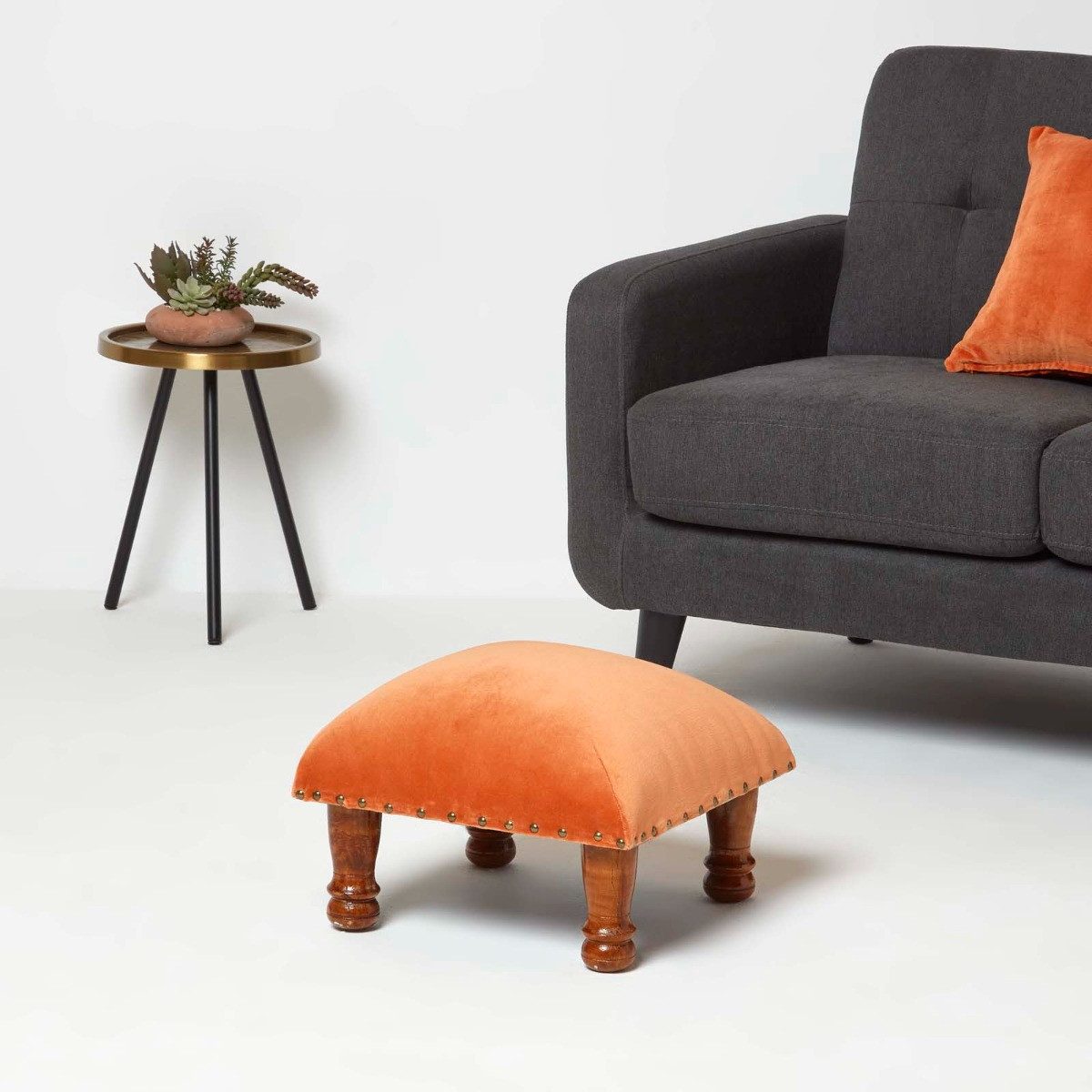 Homescapes Fußhocker Samthocker Mable – orange mit Holzbeinen, 40 x 40 x 25 cm – Bild 3 von 5