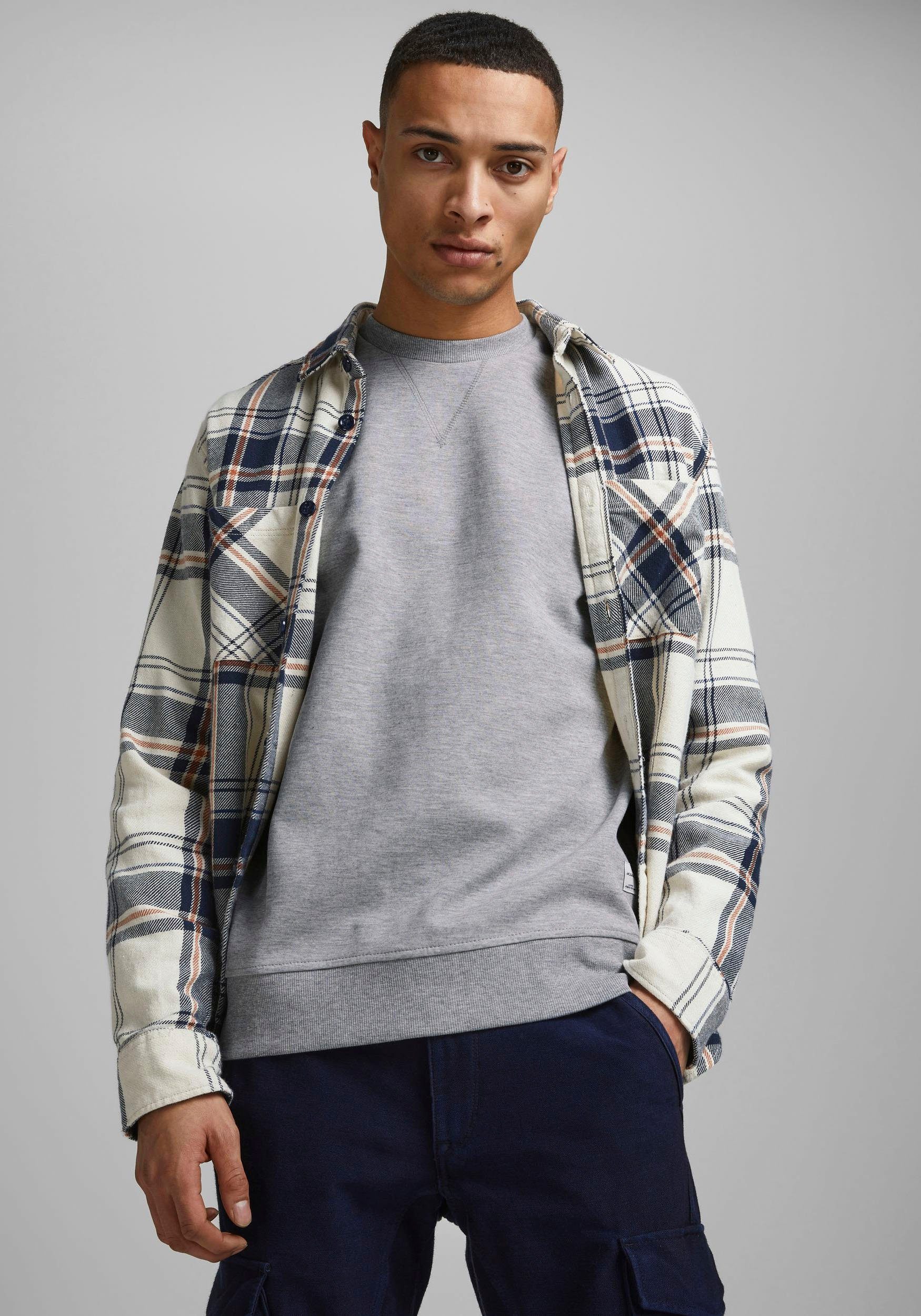 Jack & Jones Sweatshirt JJEBASIC mit Flaglabel und weicher Baumwollmischung unifarben, modisch, regular fit, Baumwolle, Rundhals
