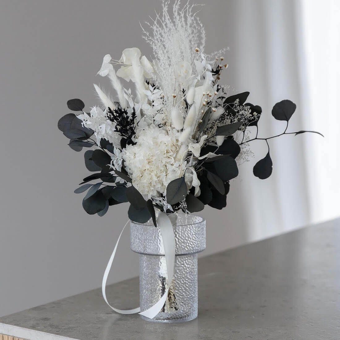Trockenblume Umarmung der Natur: Brautstrauß mit Hortensie und Eukalyptus, LYKKE & You, Höhe 60 cm