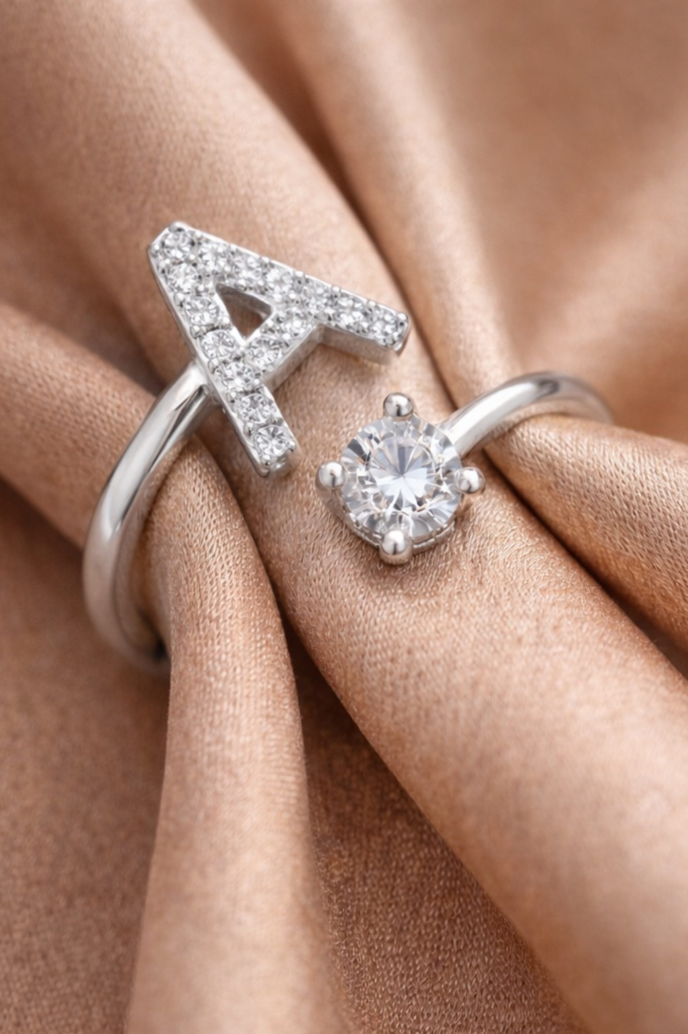 S&T Design Fingerring Buchstaben Ring Damen 14K Gold Vergoldet Silber Verstellbar Wasserfest (Goldring Geschenke für Frauen Freundin Mädchen Schmuck, 1-tlg., Buchstabenring), Damenring langlebigem Edelstahl Verstellbare Größe 50 - 60 Modeschmuck