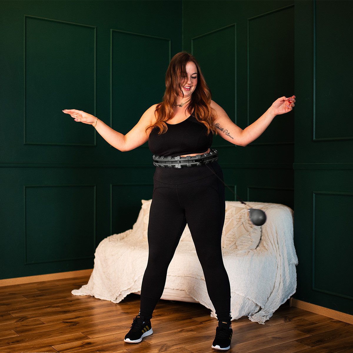 HMS Hula-Hoop-Reifen PLUS Size Hula Hoop mit Gewicht Fitnessgerät Fitnessring + Gürtel