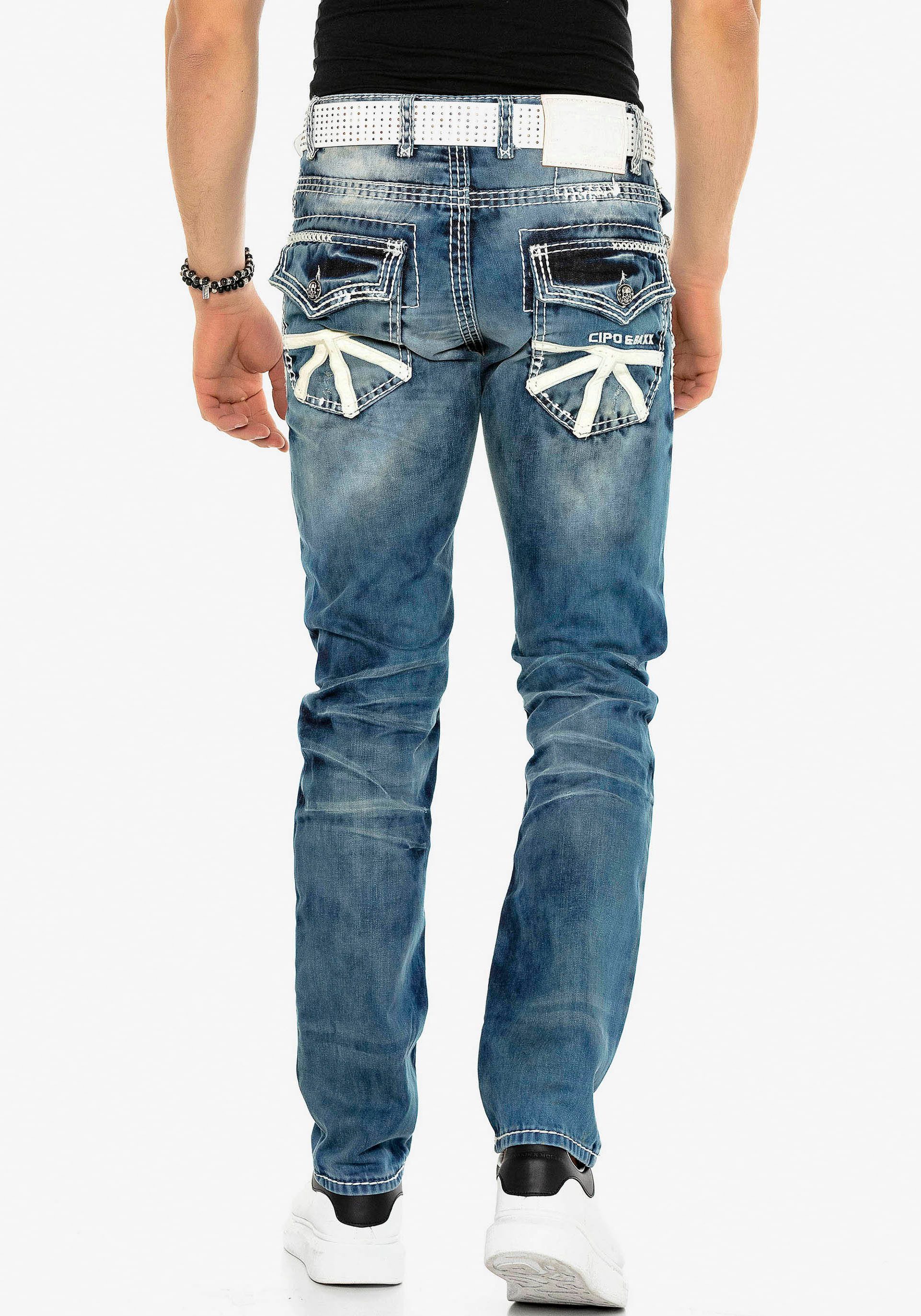 Cipo & Baxx Straight-Jeans mit Destroyed Effekt und vielen Details