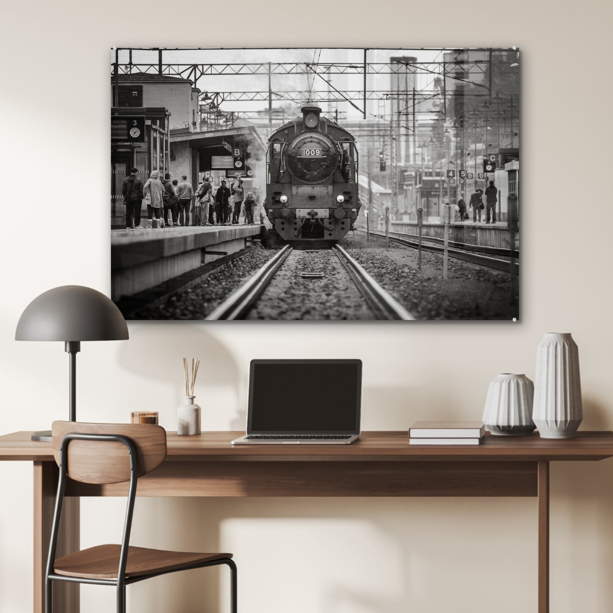 MuchoWow eines St), Acrylglasbilder Wohnzimmer Dampfzuges & in Schlafzimmer Acrylglasbild einem Bahnhof, (1 Schwarz-Weiß-Fotografie