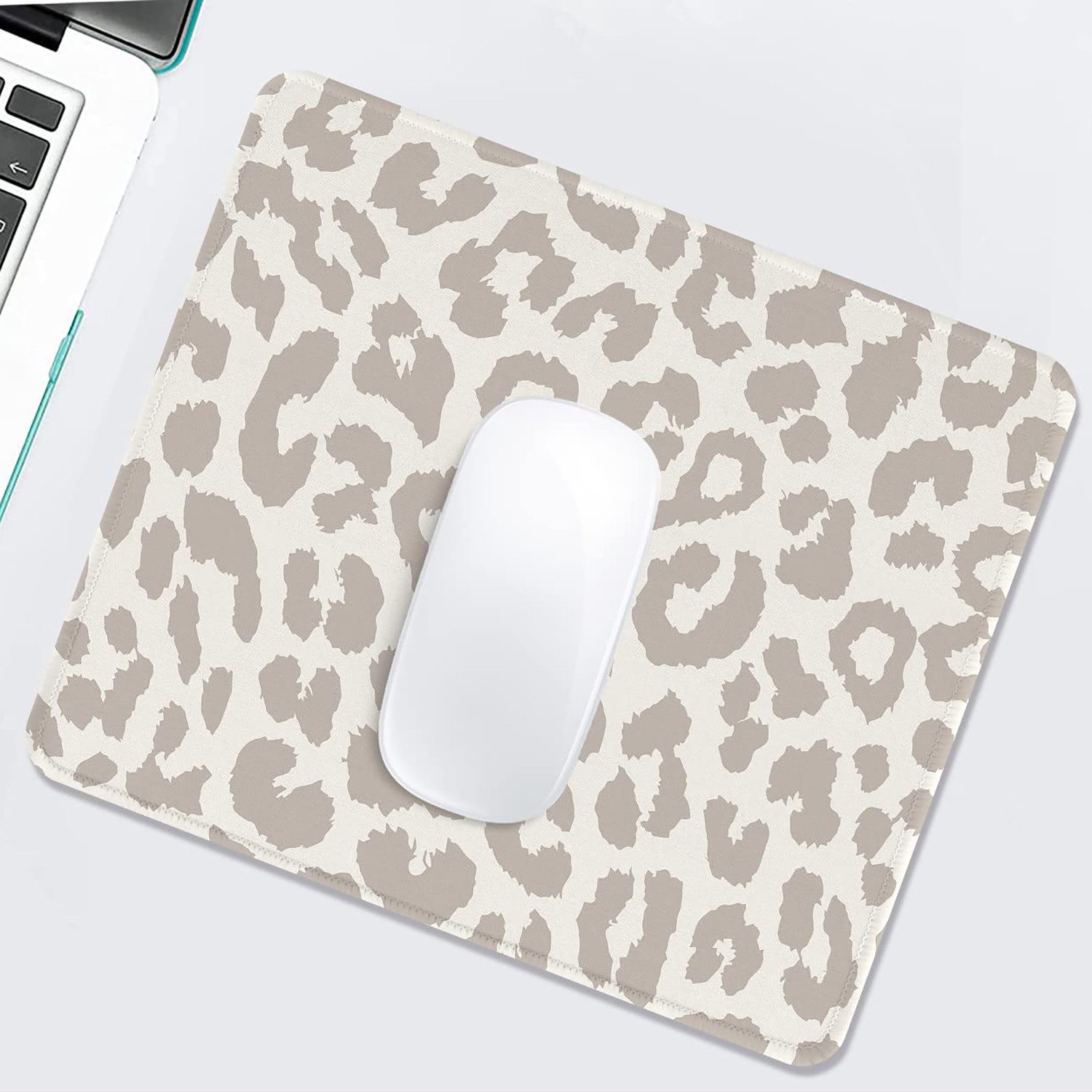 FOUORTUNATE-BEE Mauspad Quadratisches Niedliches Grauer Leopard Mouse Pad 20x24cm (für Büro und Zuhause, wasserdichtes Mousepad, rutschfeste Gummiunterseite)