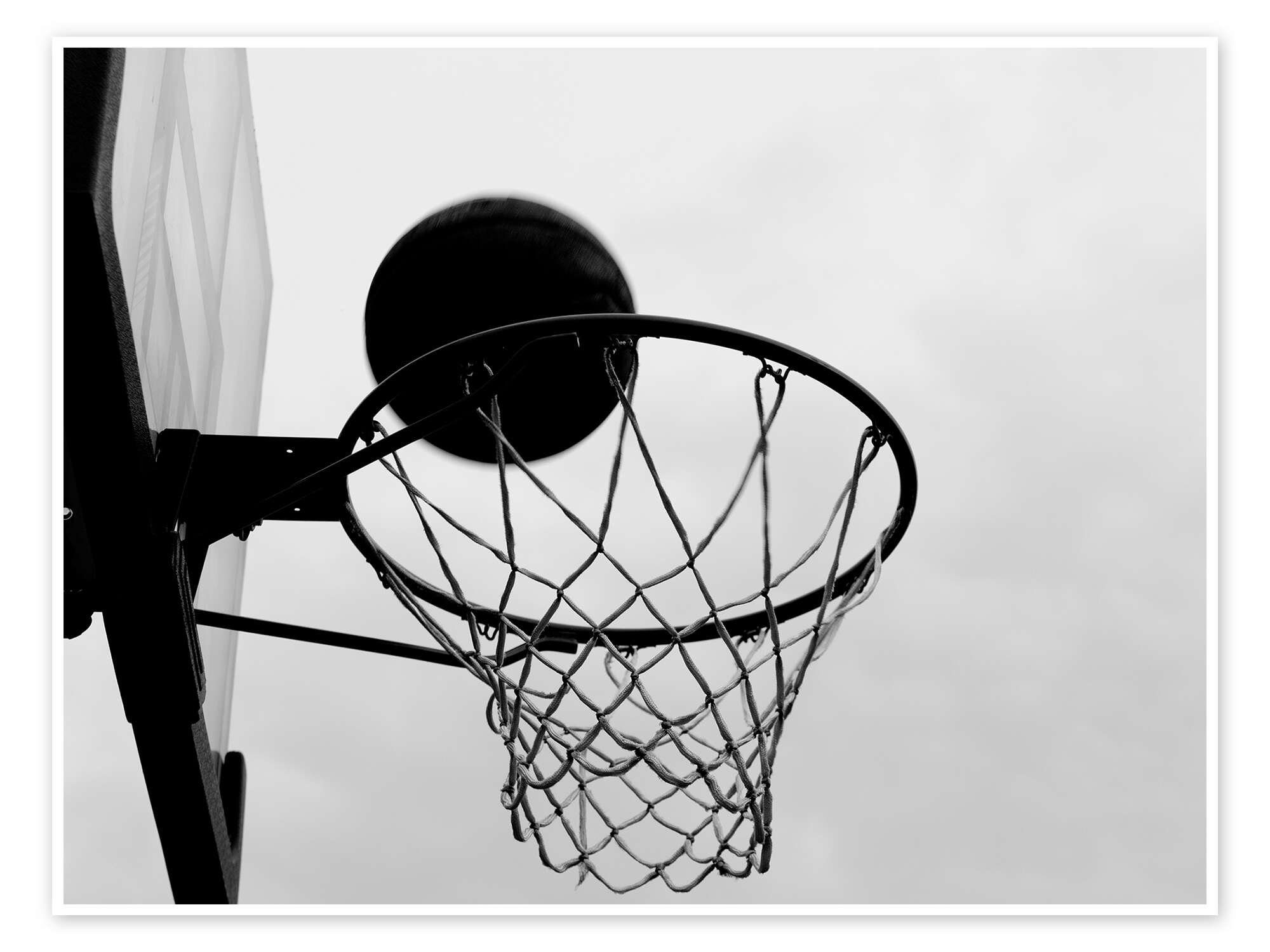 Posterlounge Poster Editors Choice, Blick auf einen Basketballkorb von unten, Fotografie