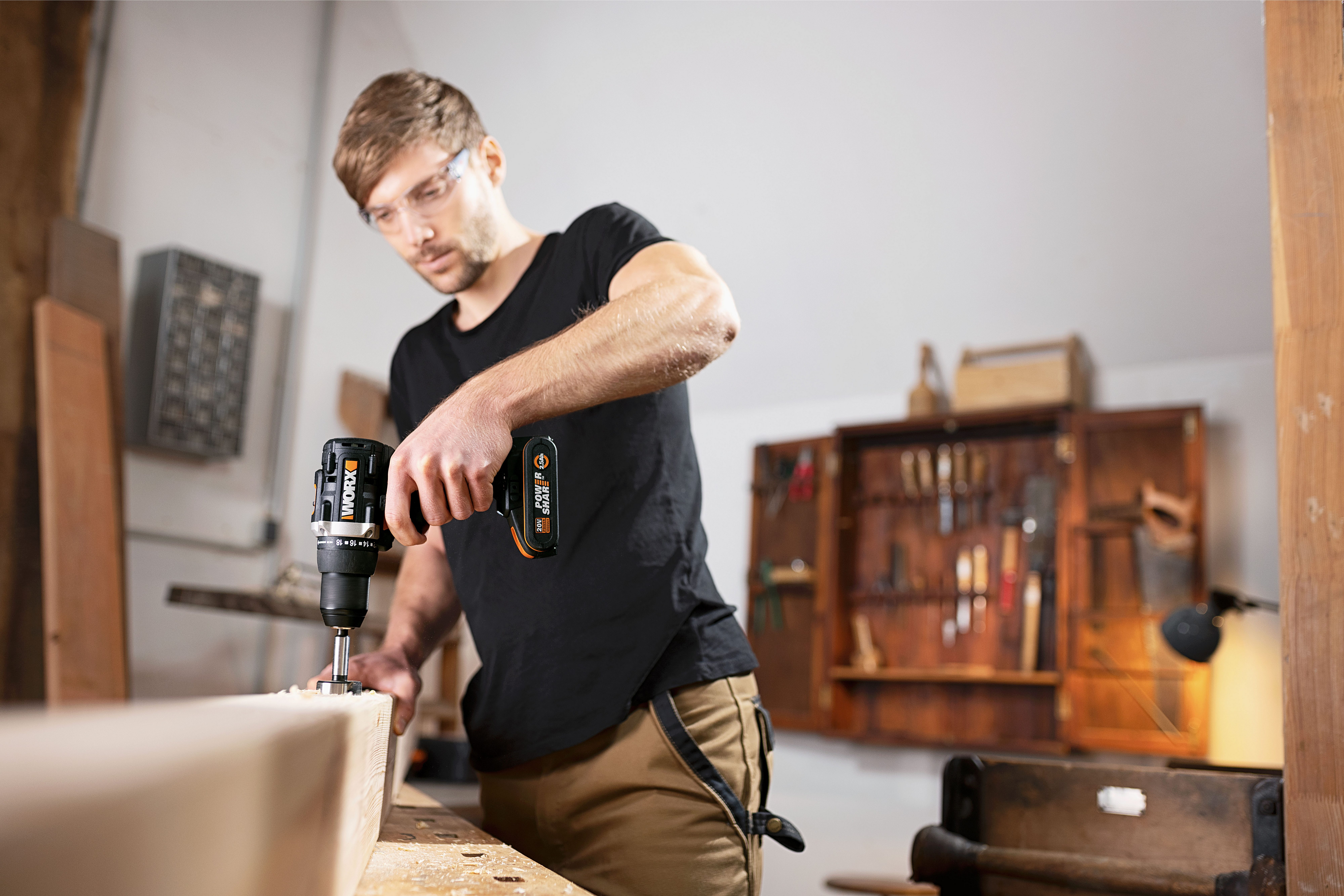 Worx Akku-Bohrschrauber WX102 NITRO, max. 2000 U/min, (Set), Brushless-Motor, 2-Gang-Getriebe, inkl. 2 Akkus & Ladegerät