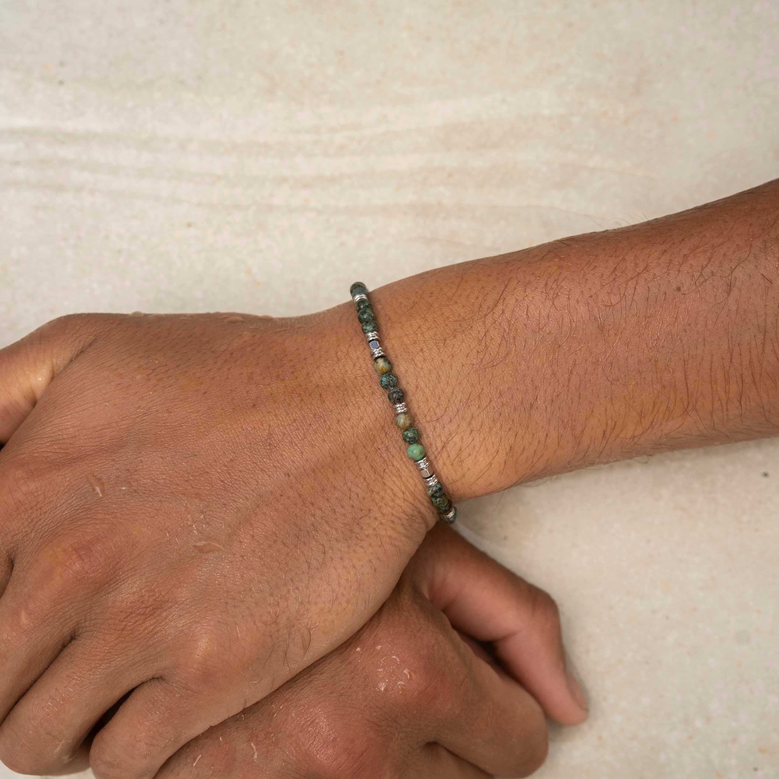 Made by Nami Armband Perlen Herren Verstellbar mit türkisen und silbernen Perlen, Wasserfester Schmuck Männer
