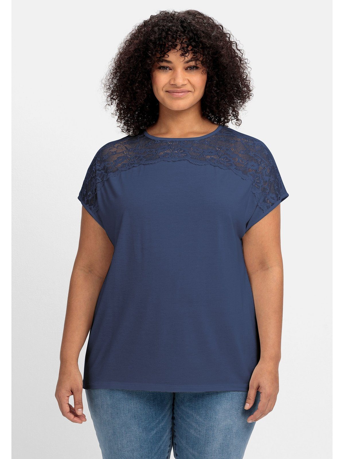 Sheego Spitzenshirt Große Größen mit Spitzenpasse an der Schulterpartie indigo | T-Shirts