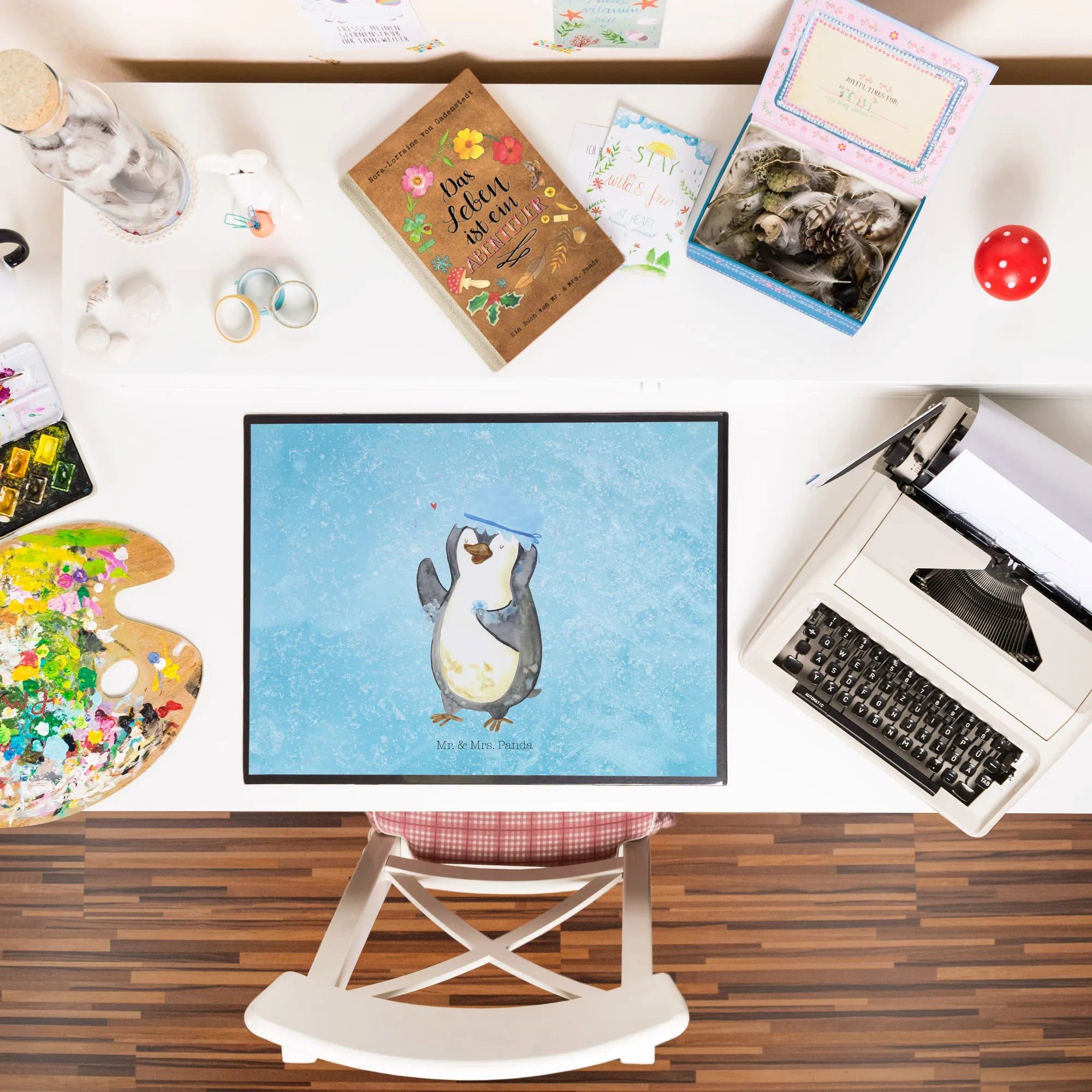 Thumbnail - Mr. & Mrs. Panda Schreibtischunterlage Pinguin Duschen - Eisblau - Geschenk, singen, Motivation, Lebensmotto, (Packung, ...