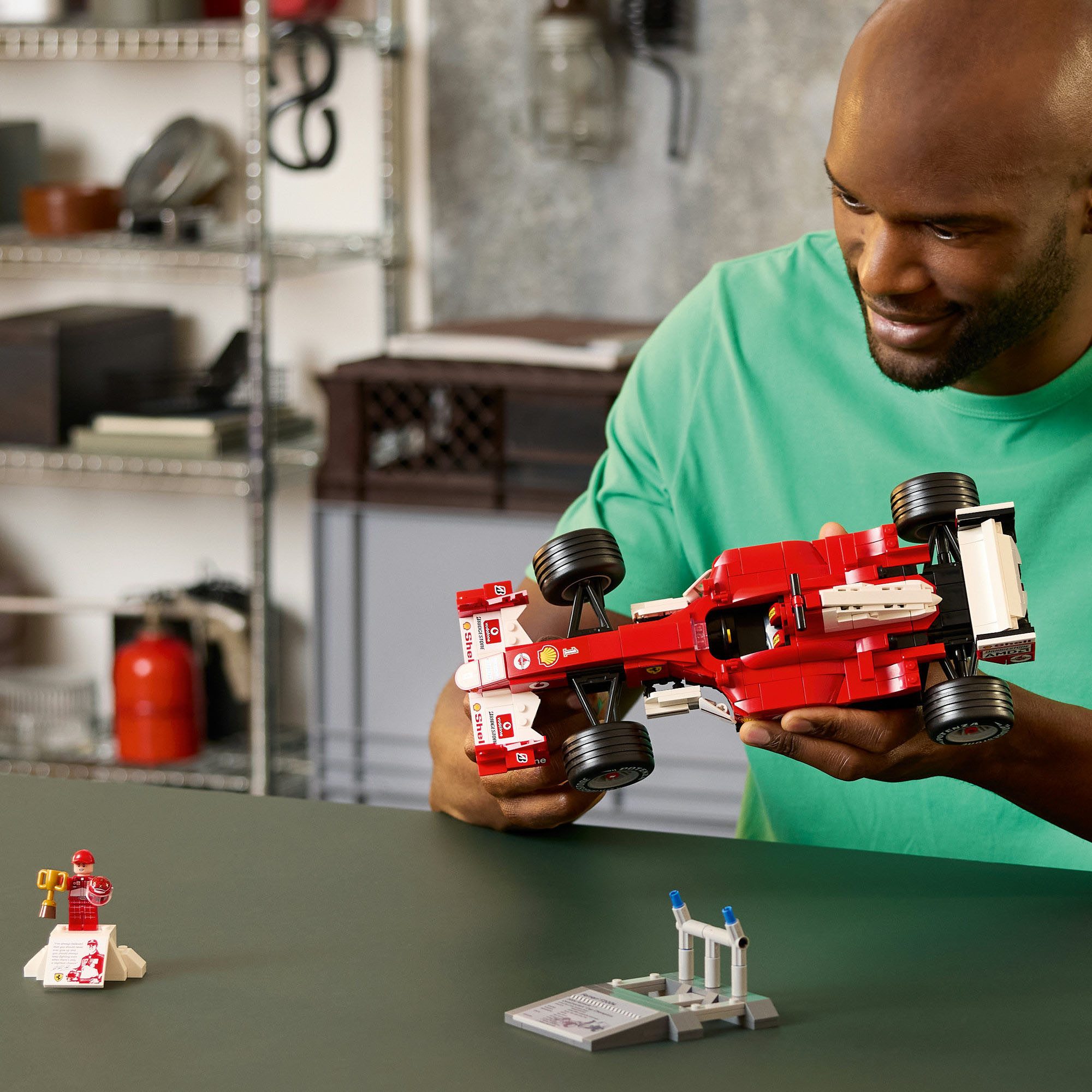 LEGO® Ferrari F2004 und Michael Schumacher (11375), LEGO Icons Konstruktionsspielsteine, (735 St) – Bild 2 von 5