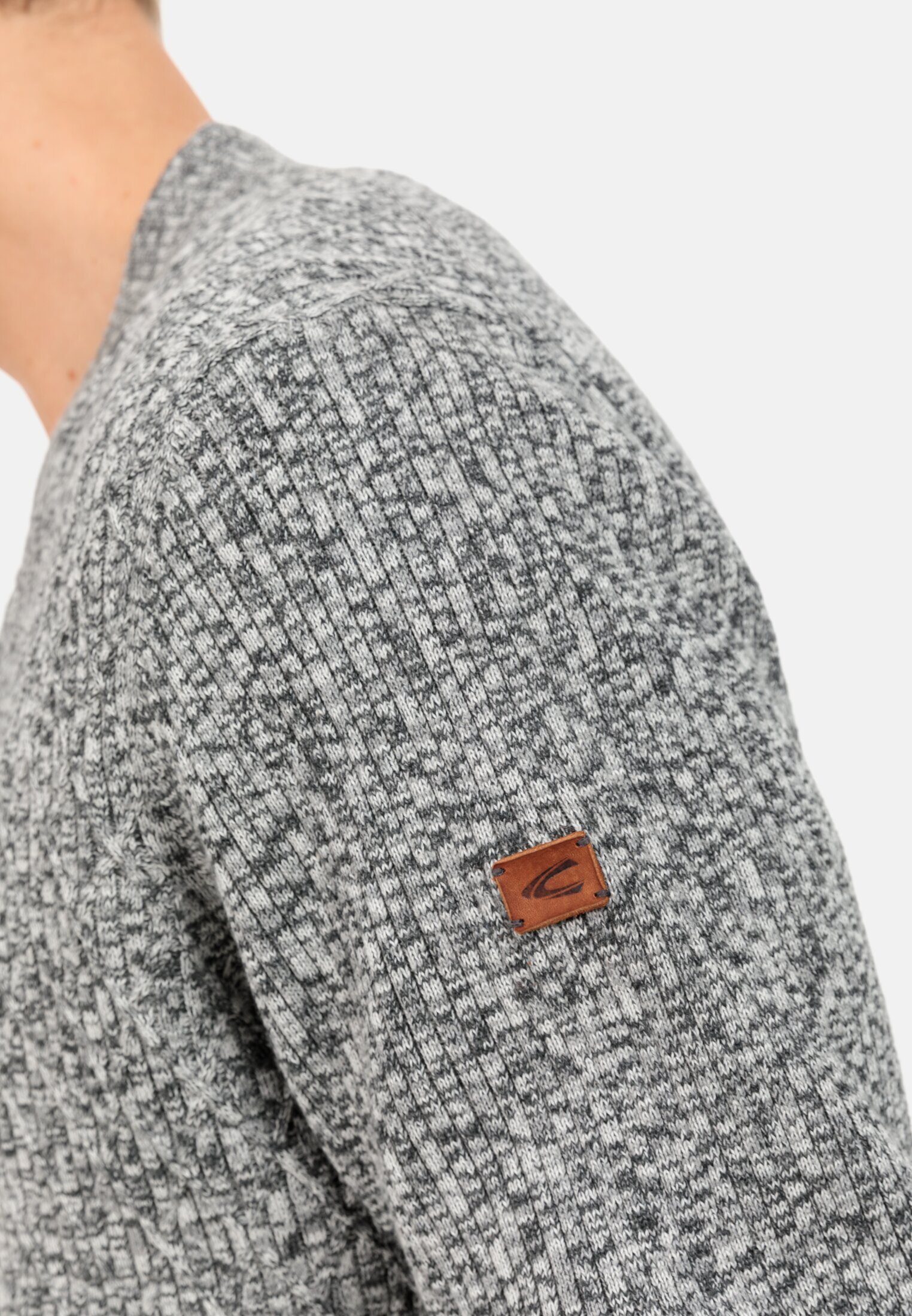 camel Baumwollmix Grau active einem Cardigan Markenlabel soften aus