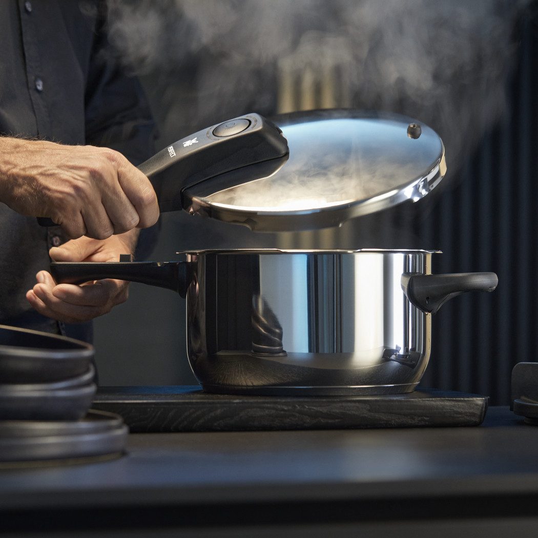 WMF Schnellkochtopf Perfect One Pot, Dampfkochtopf 6,5l + 3l, großes Kochsignal, Induktion, Cromargan® Edelstahl Rostfrei 18/10 (Set, 2-tlg., 1 Druckkochtopf (V 6,5l, Ø 22cm), 1 Bratpfanne (V 3,0l, Ø 22cm), Dampfkochtopf mit abnehmbarem Deckelgriff, für alle Herdarten geeignet