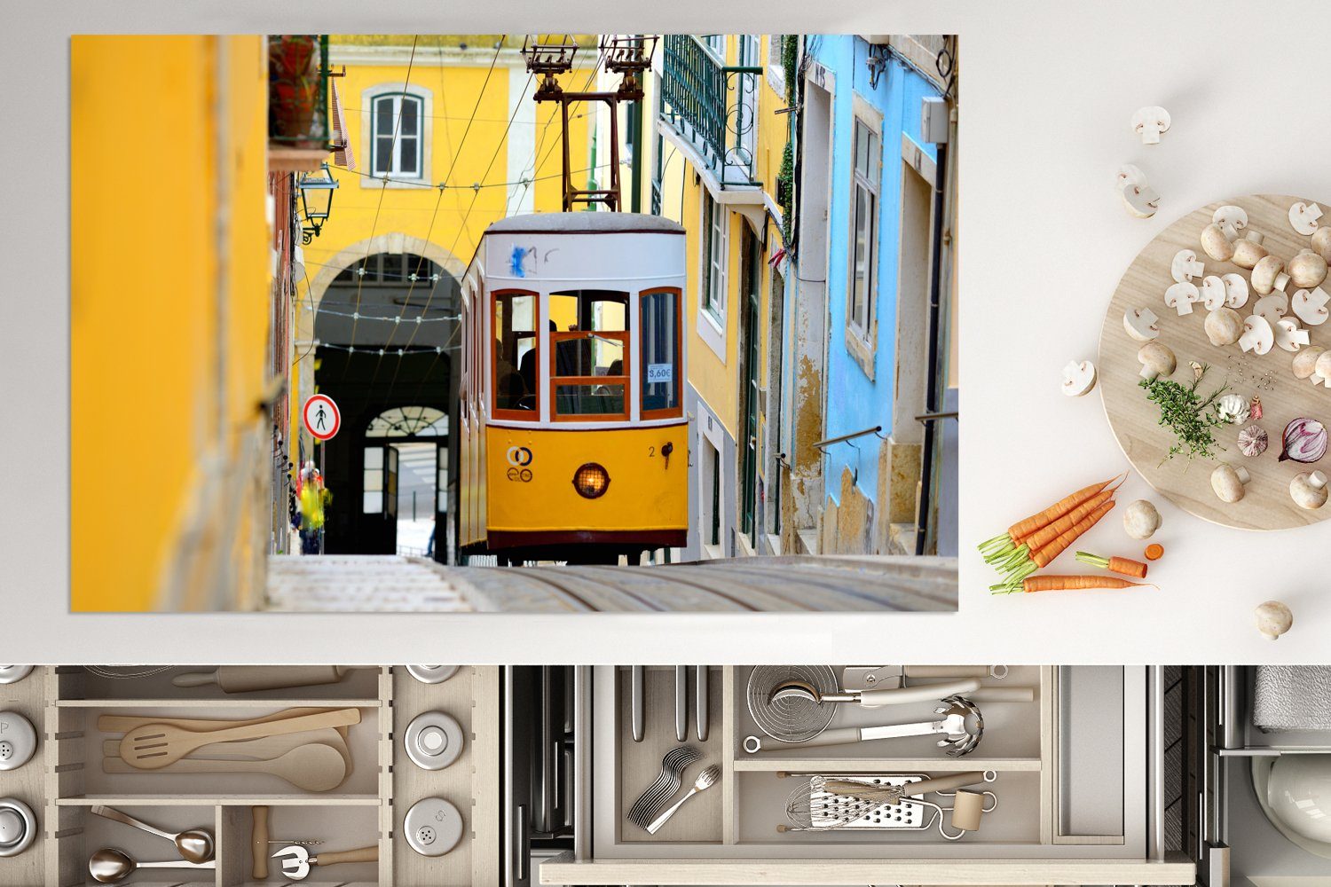 MuchoWow Herdblende-/Abdeckplatte Straßenbahn - Lissabon - Schutz Ceranfeldabdeckung Vinyl, cm, die Gelb, 81x52 tlg), Induktionskochfeld für küche, (1