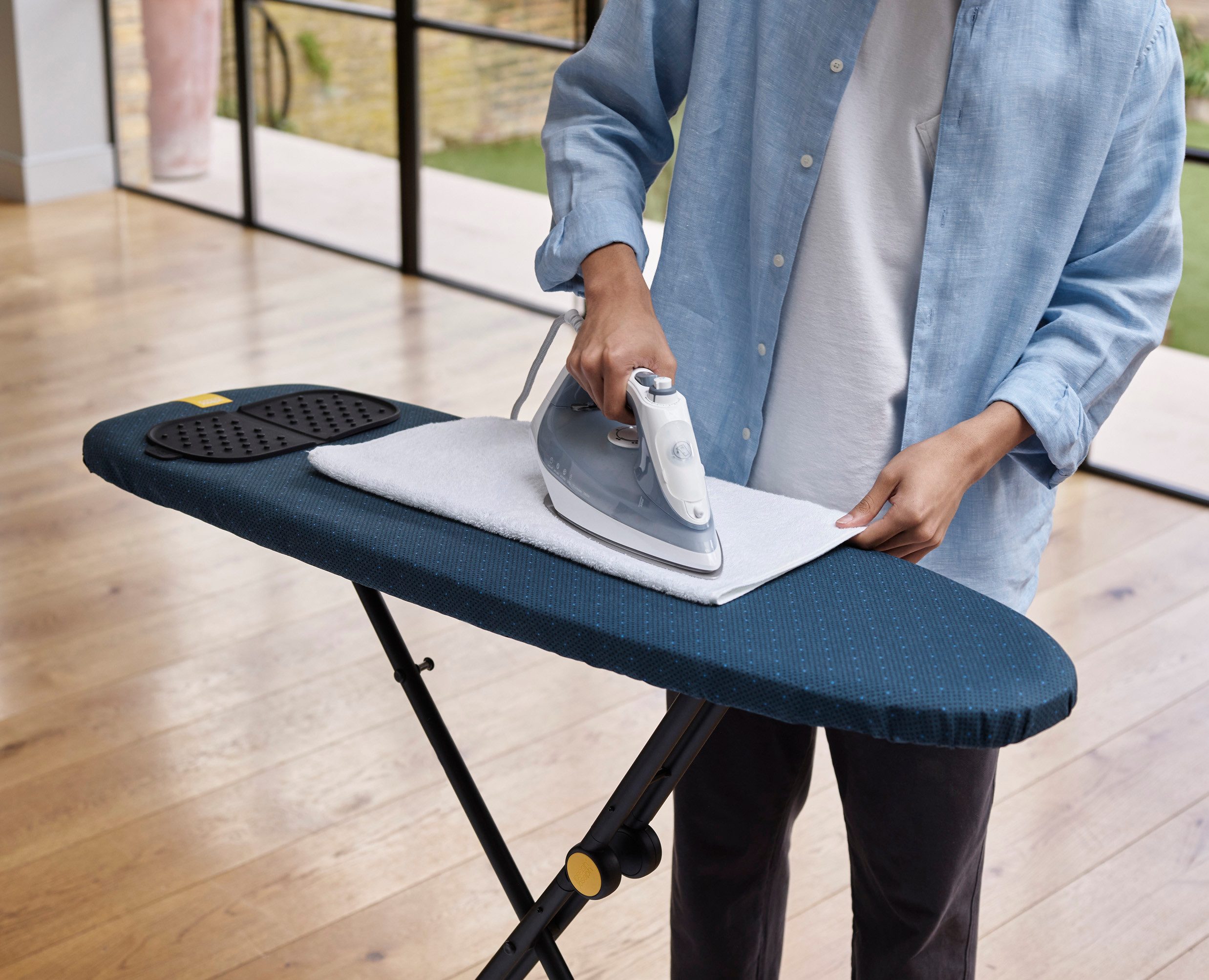 Joseph Joseph Bügelbrett Glide Compact Plus, zum einfachen Verstauen mit herausnehmbarer Silikon-Dampfbügelmatte