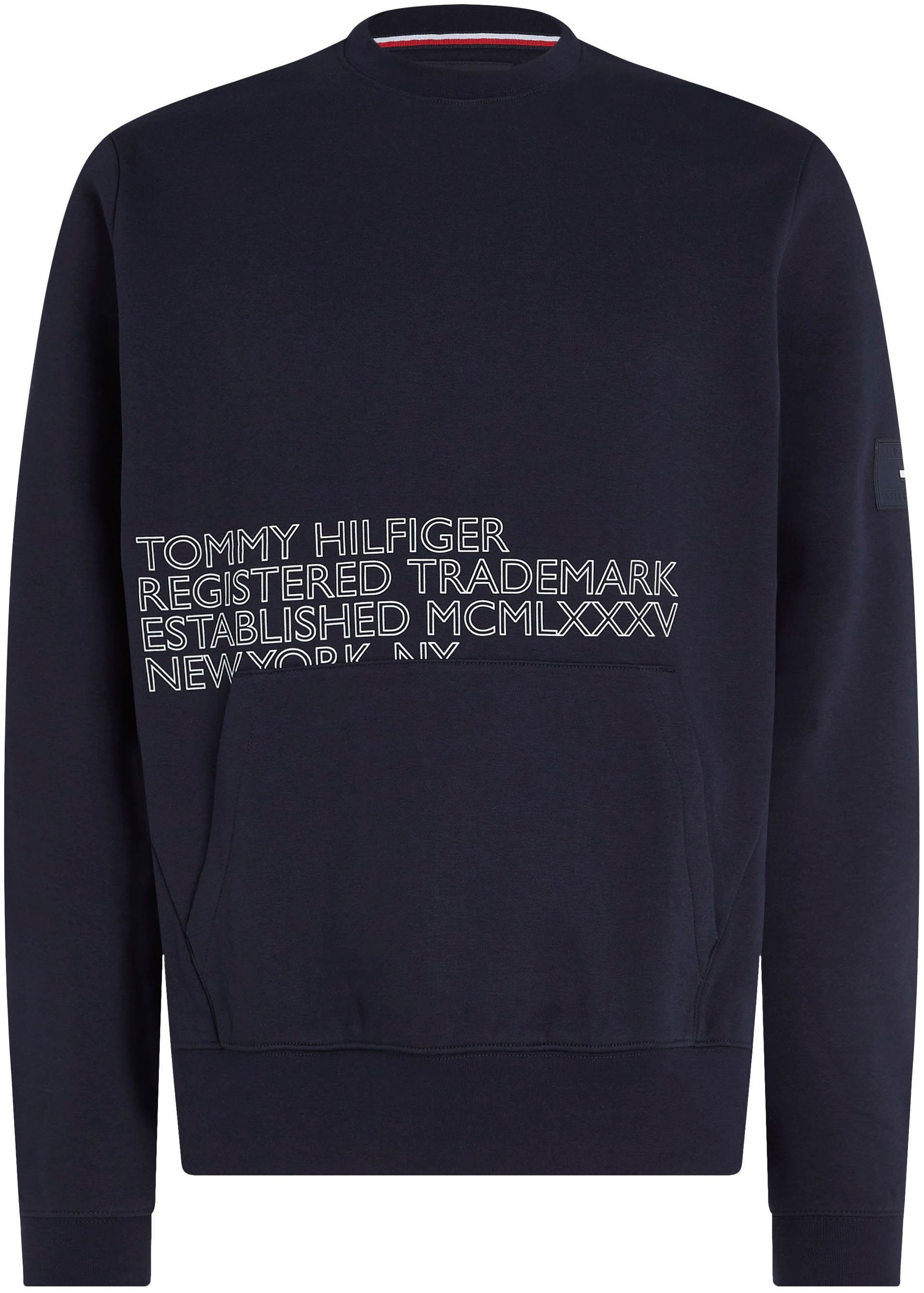 BADGED mit Tommy Rippbündchen CREWNECK Hilfiger Sweatshirt Sky GRAPHIC Desert