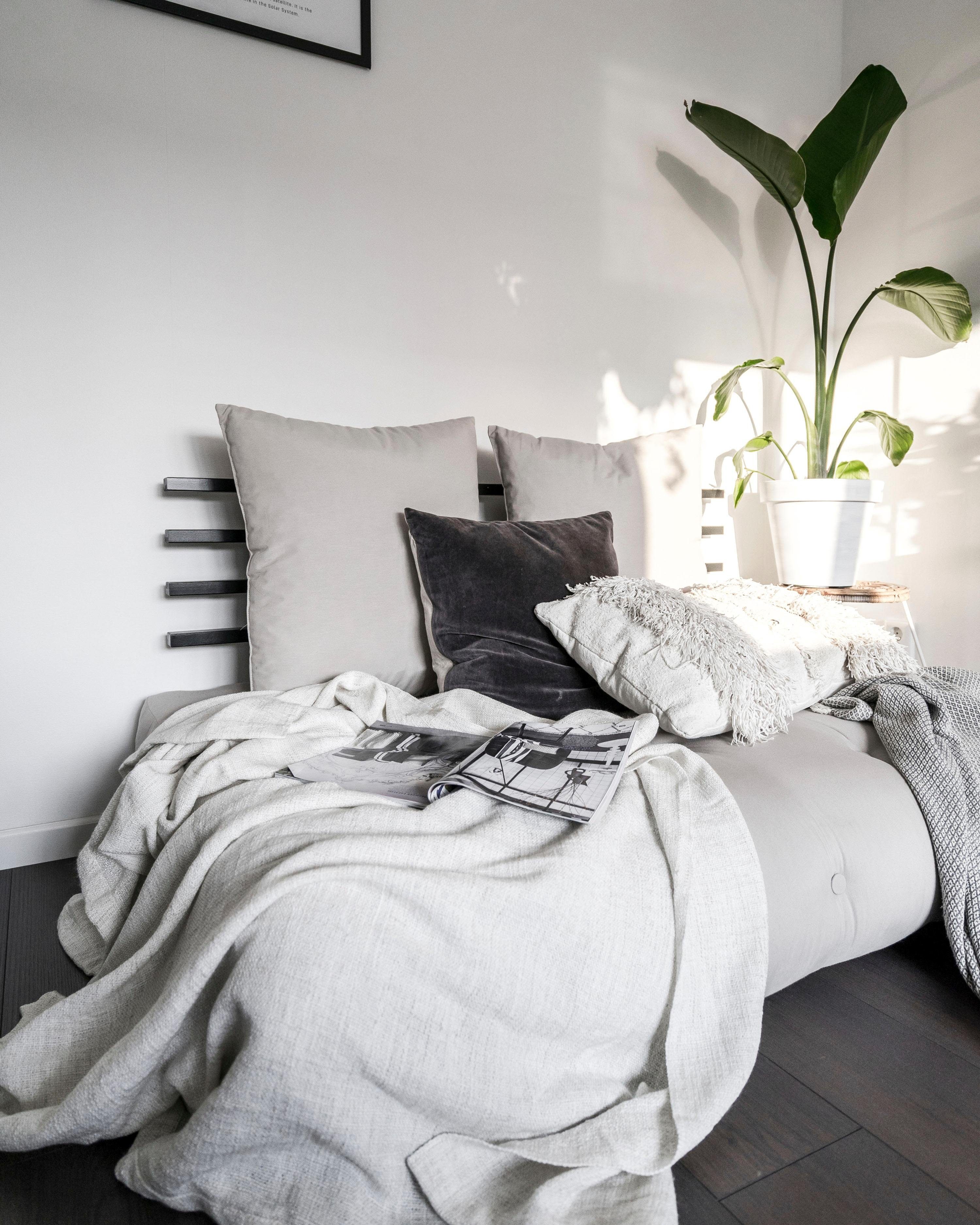 Karup Design Schlafsofa Shinsano, futonstil, Rückenrahmen und zweiteiligem Kissenset, aus massivem Kiefernholz, faltbarer Matratze, multifunktional, Scandi
