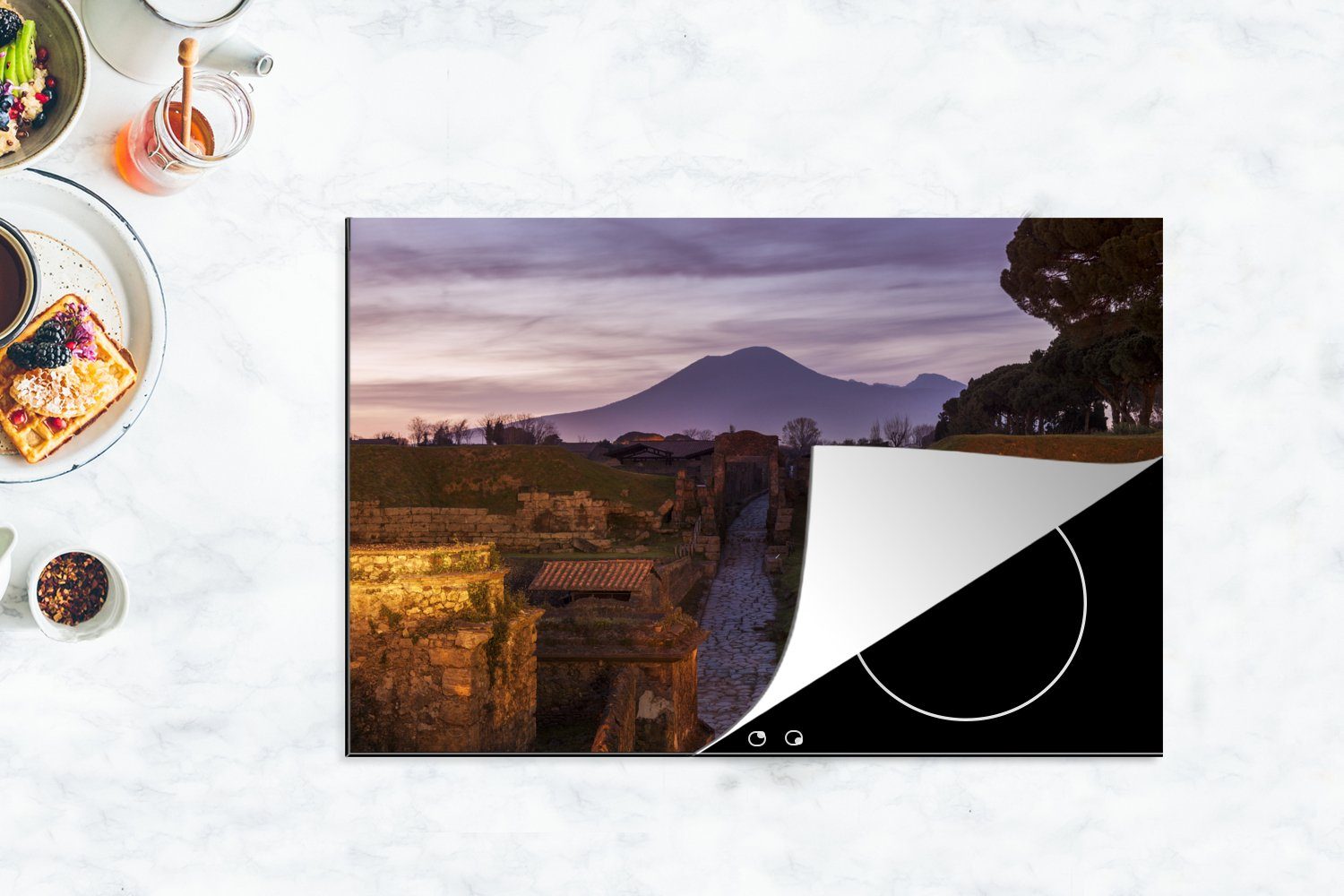 Pompeji Schutz cm, 81x52 für im Hintergrund, Vinyl, küche, Vesuv tlg), dem Herdblende-/Abdeckplatte mit (1 die Induktionskochfeld Ceranfeldabdeckung MuchoWow