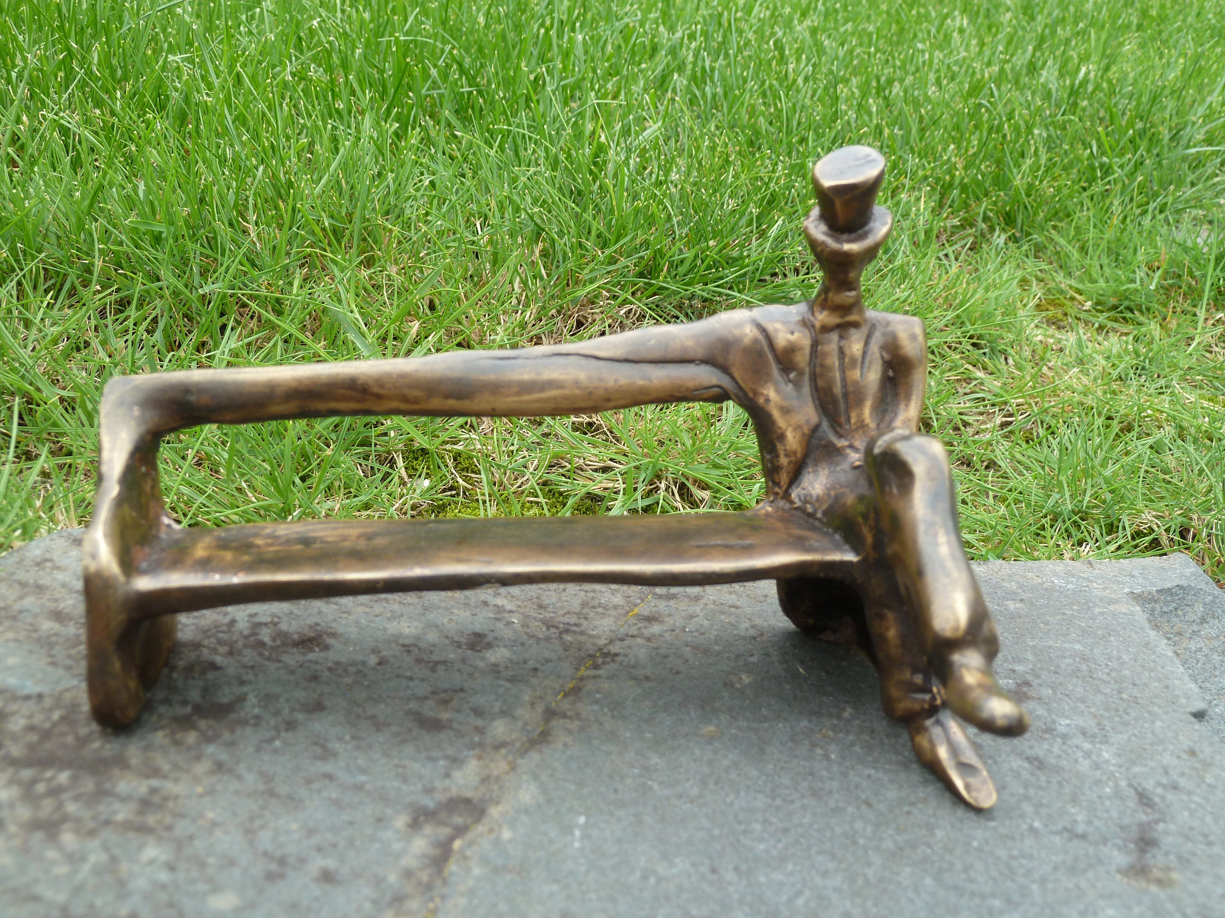 IDYL Dekofigur IDYL Bronze-Skulptur Mann auf Gartenbank