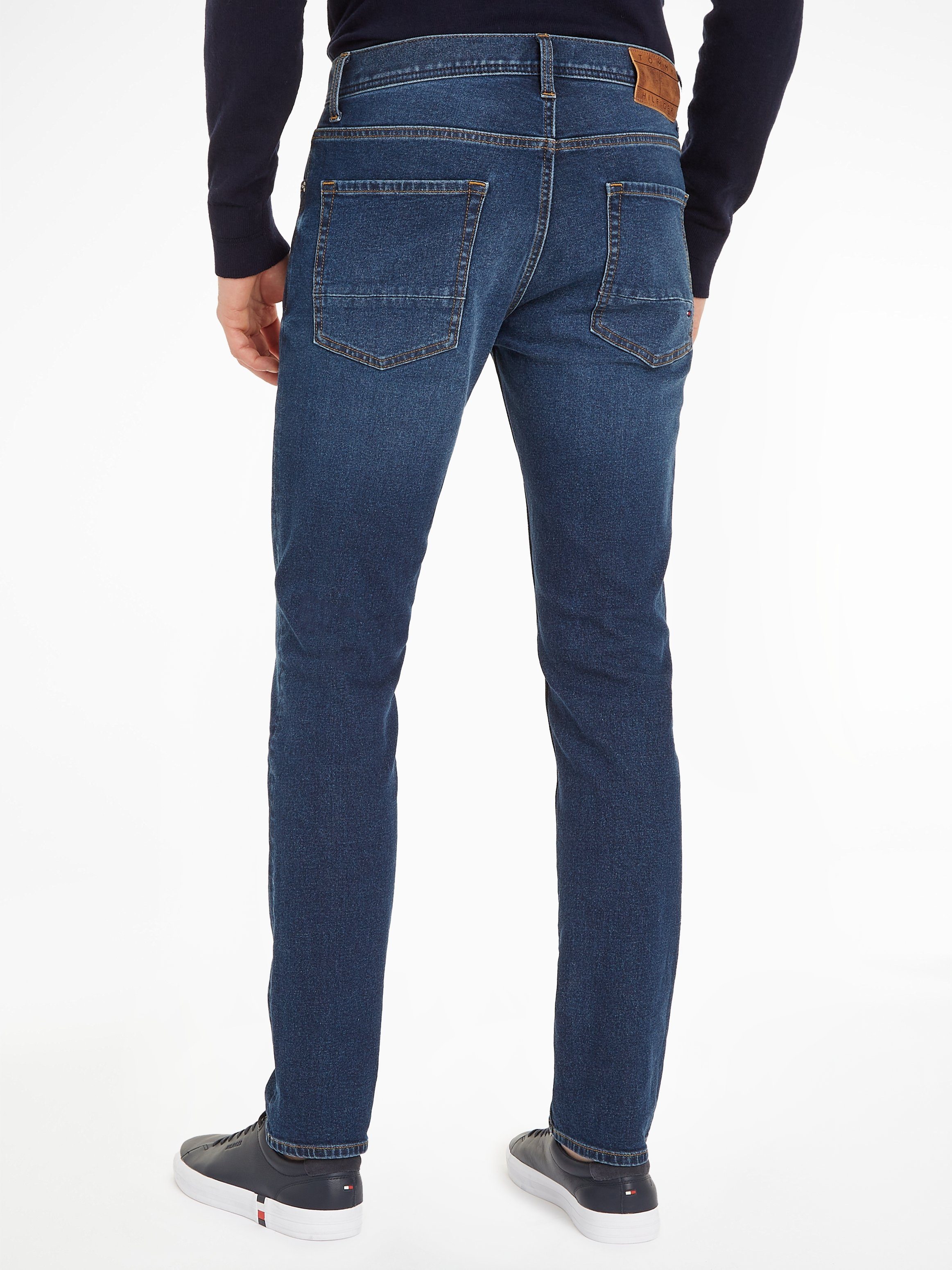 Straight-Jeans CHARLES DENTON Tommy BLUE STR Hilfiger 1BX Leder-Batch STRAIGHT Hilfiger hinteren Bundabschluss Denim am mit Tommy