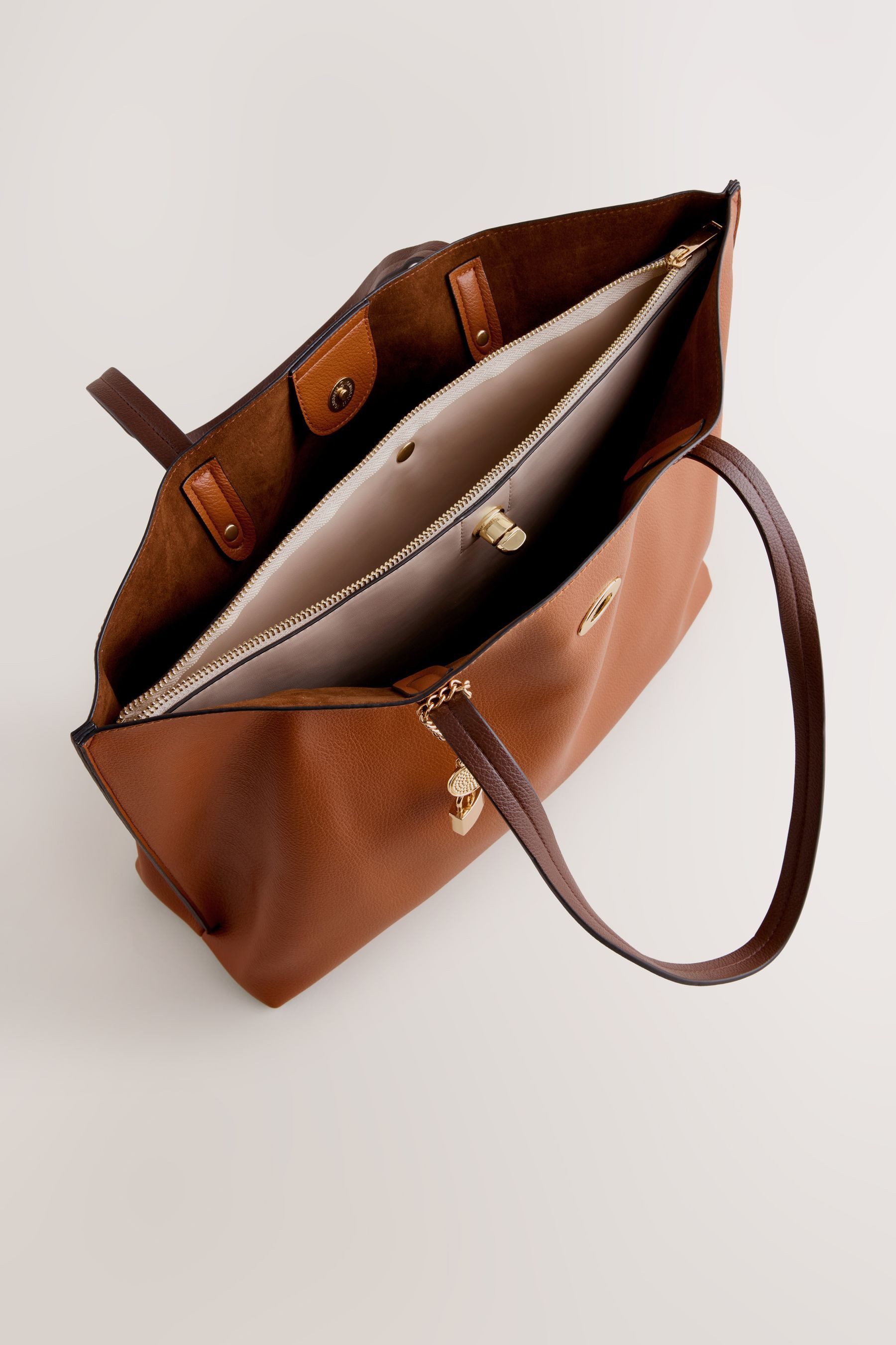 Next Schultertasche Handtasche mit Anhänger (1-tlg)