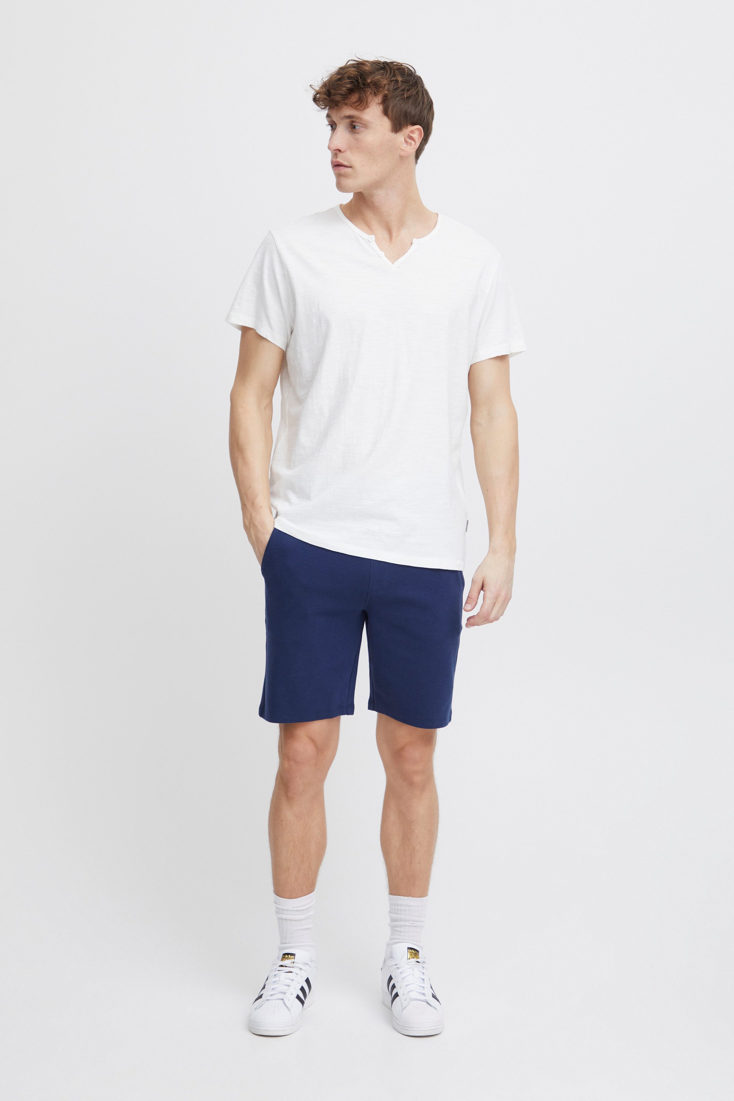 Blend T-Shirt BHAshton split neck tee mit Deko-Knopfdetail am Ausschnitt