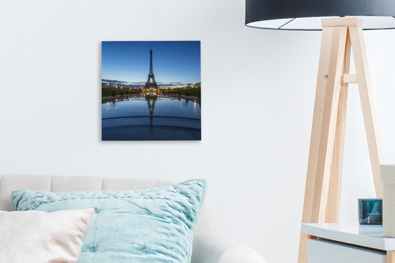 sehr für Paris, Eiffelturm in bei (1 Der St), am Bilder klarem OneMillionCanvasses® Abend Leinwand Himmel Schlafzimmer Wohnzimmer Leinwandbild