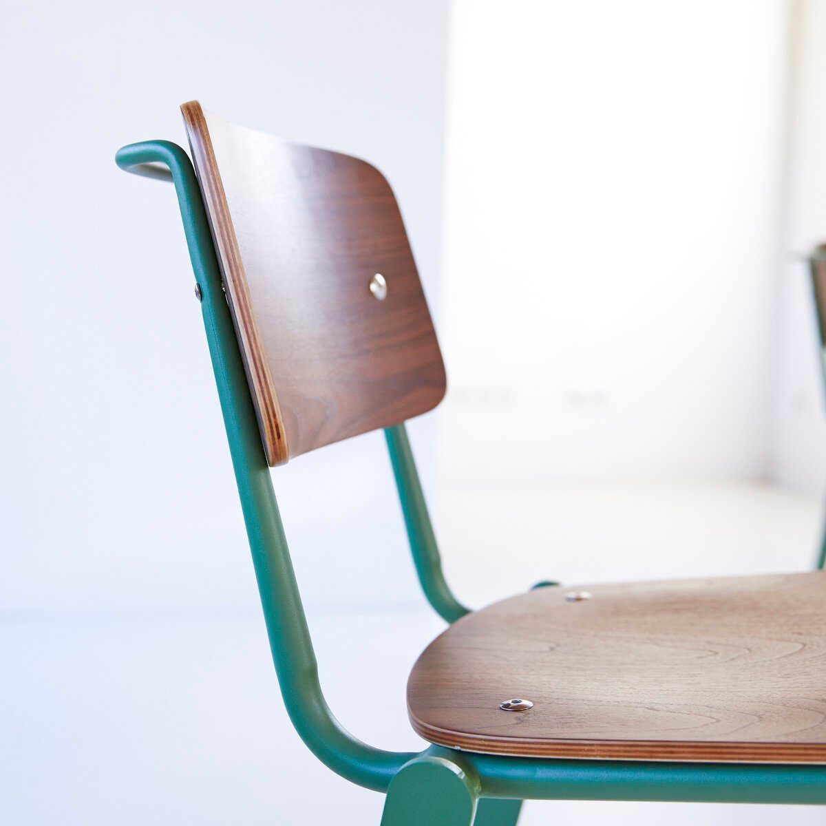 Tikamoon Esszimmerstuhl Stuhl aus Walnuss Metall und lichen