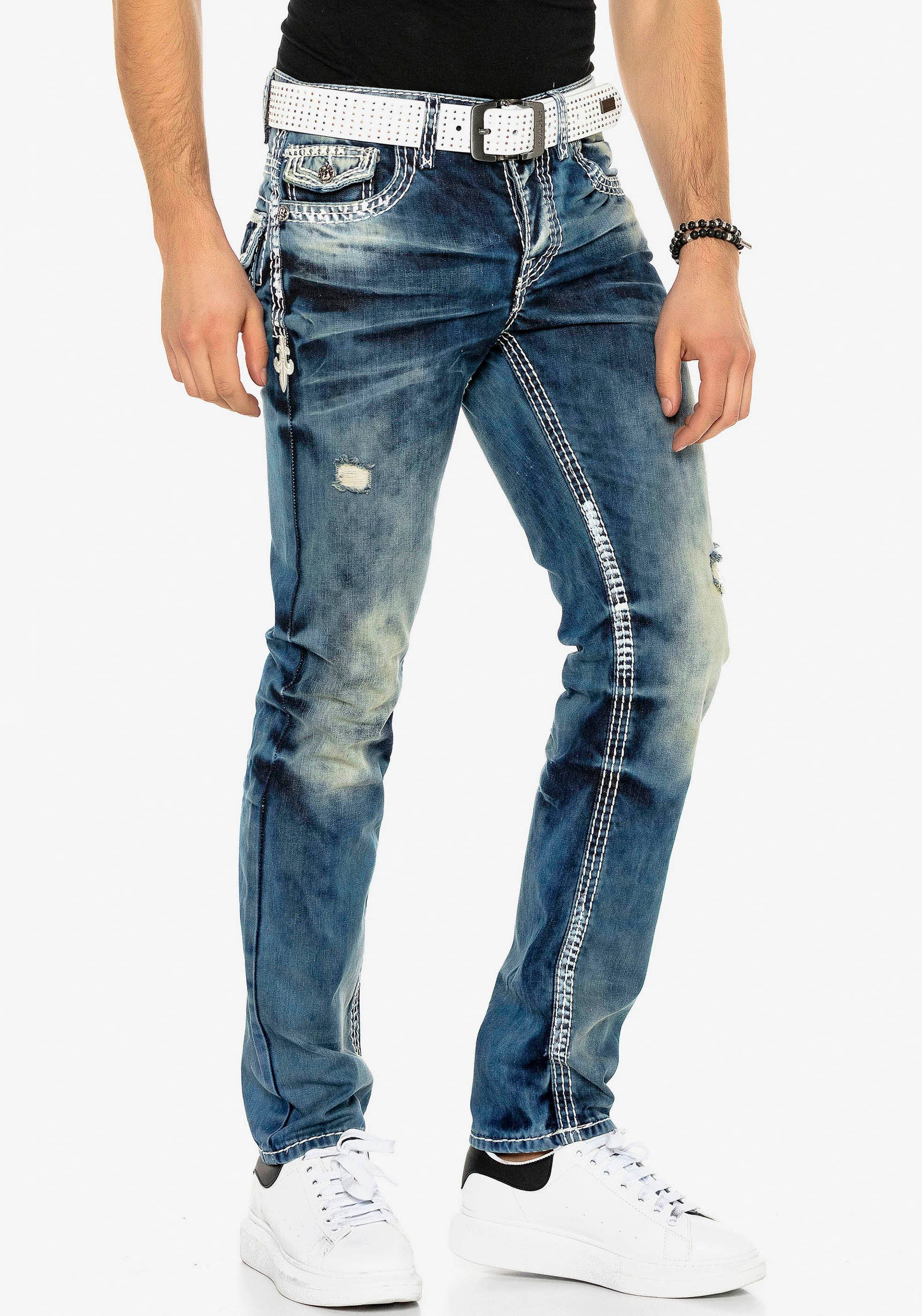 Cipo & Baxx Straight-Jeans mit Destroyed Effekt und vielen Details