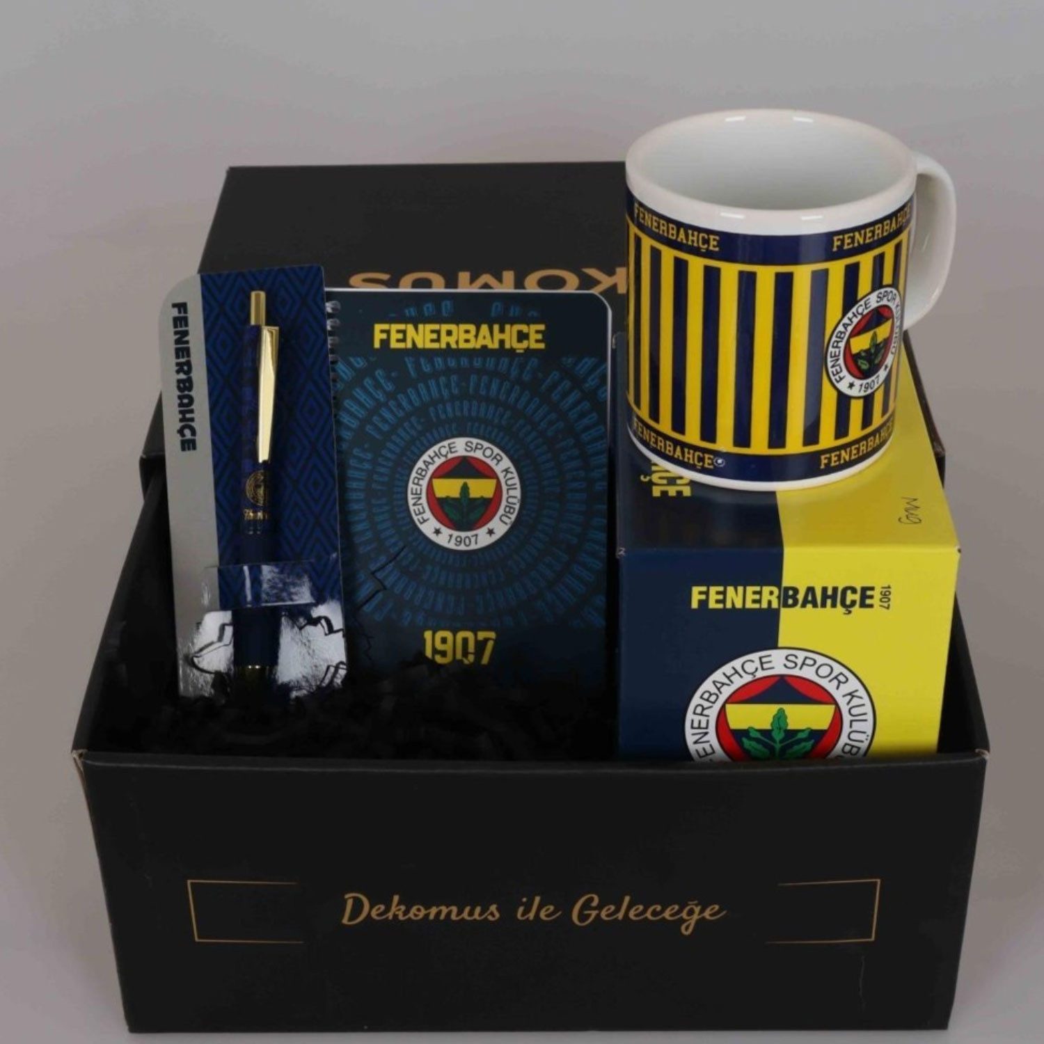 Jungengel Geschenkbox Fenerbahce Geschenkset Tasse Notizbuch Lizenziert Fanartikel 1907 (Fanartikel-Set, 4 St., Geschenkset mit Tasse, Notizbuch und Kugelschreiber), Offizielles Fenerbahce Fan-Set Tasse, Notizbuch, Stift & Geschenkbox