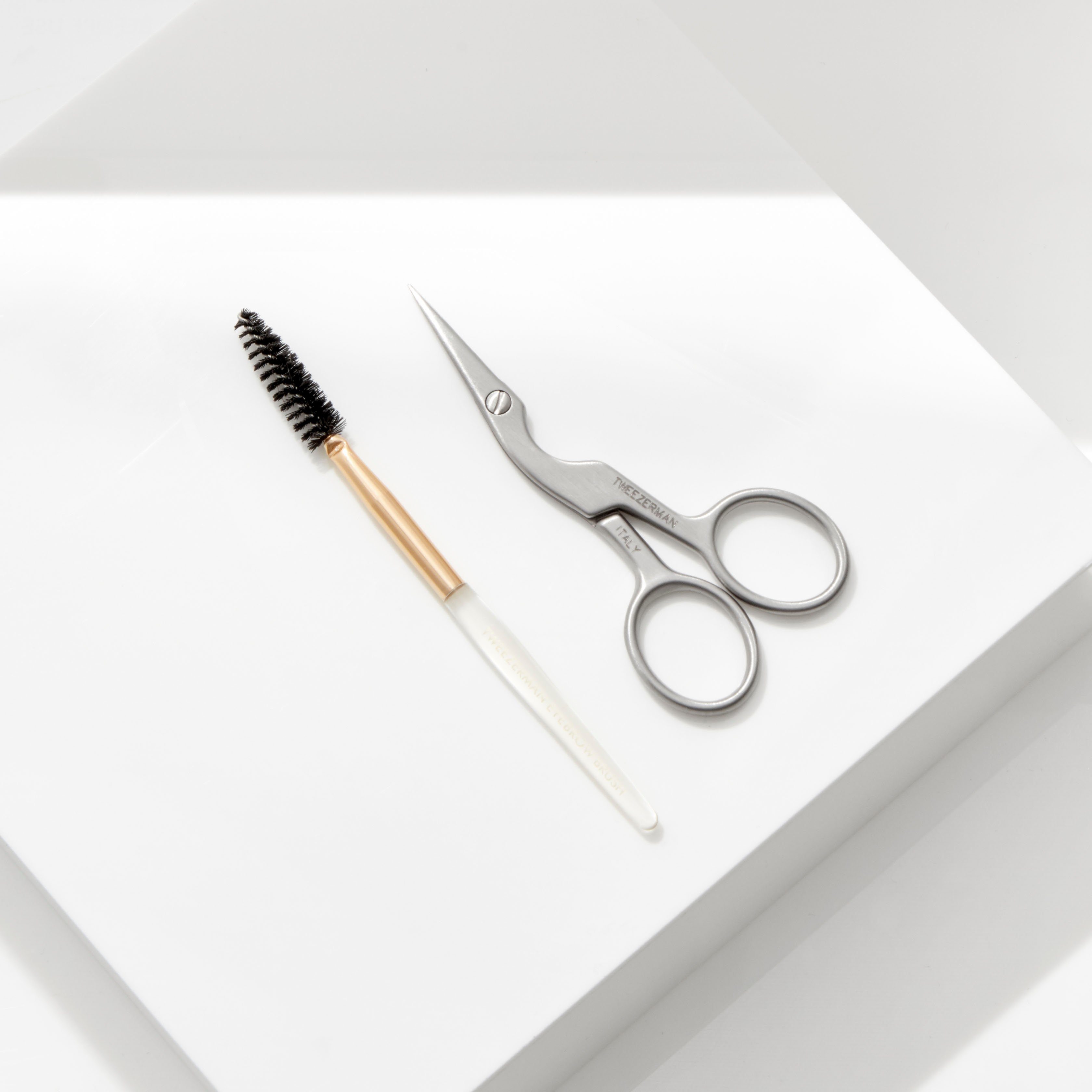 TWEEZERMAN Augenbrauenschere BROW SCISSORS, Set mit präziser Augenbrauenschere aus Edelstahl und Bürste.