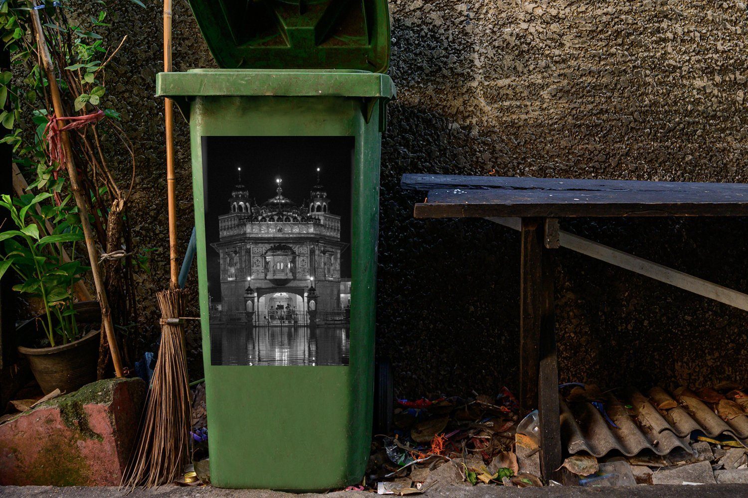 Mülltonne, Nacht bei Mülleimer-aufkleber, in Goldener Sticker, Wandsticker (1 Container, MuchoWow Abfalbehälter schwarz-weiß St), Tempel