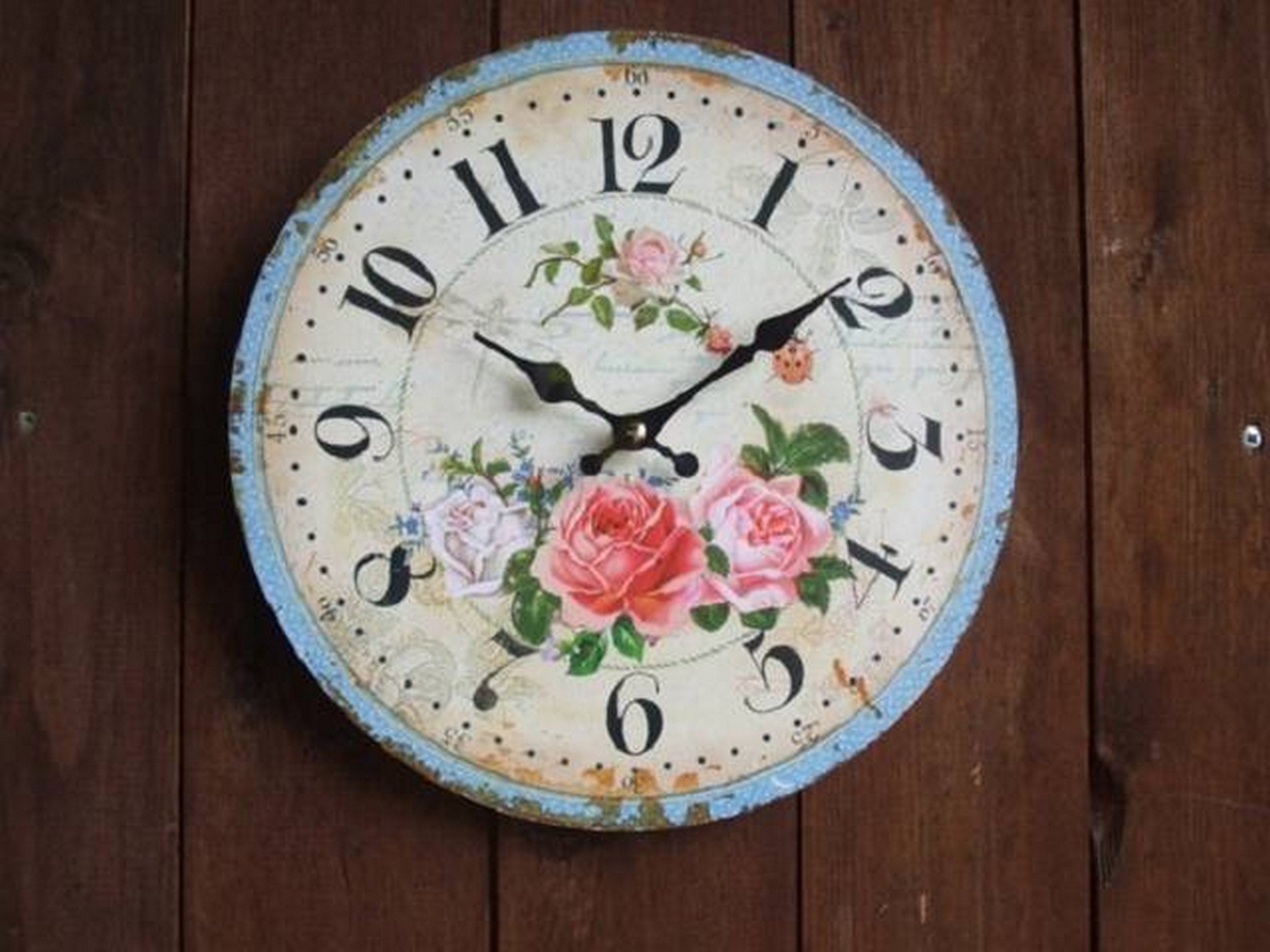 Ambiente Haus Wanduhr Bezaubernde Wanduhr mit Rosendekor, 28 cm, Landhaus-Impressionen