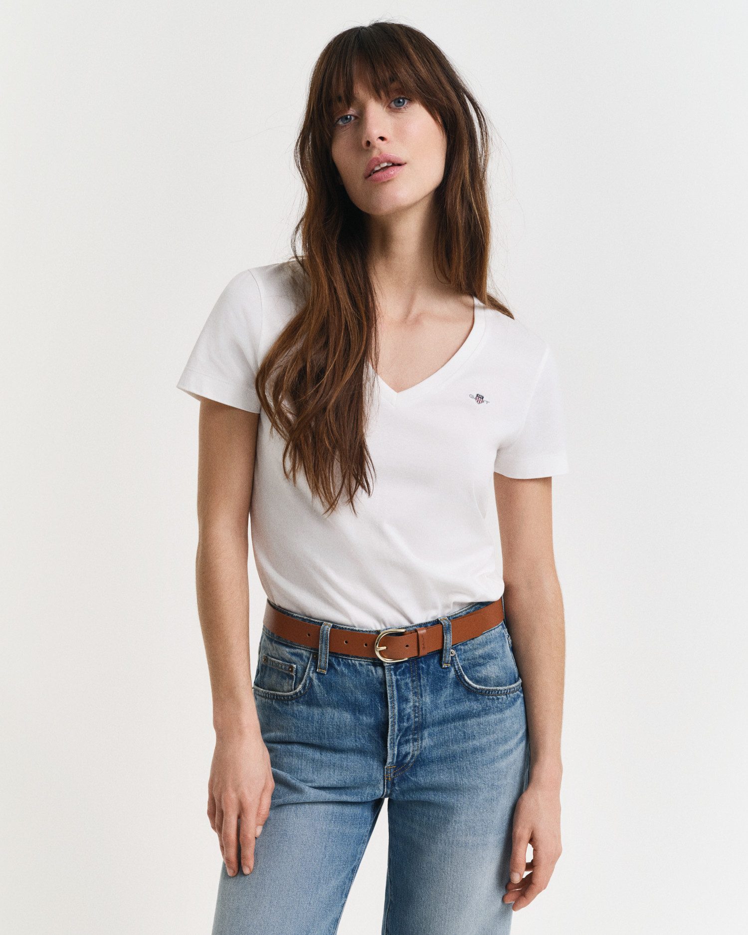 Gant T-Shirt REG SHIELD KA V-NECK T-SHIRT mit einer kleinen Logostickerei auf der Brust