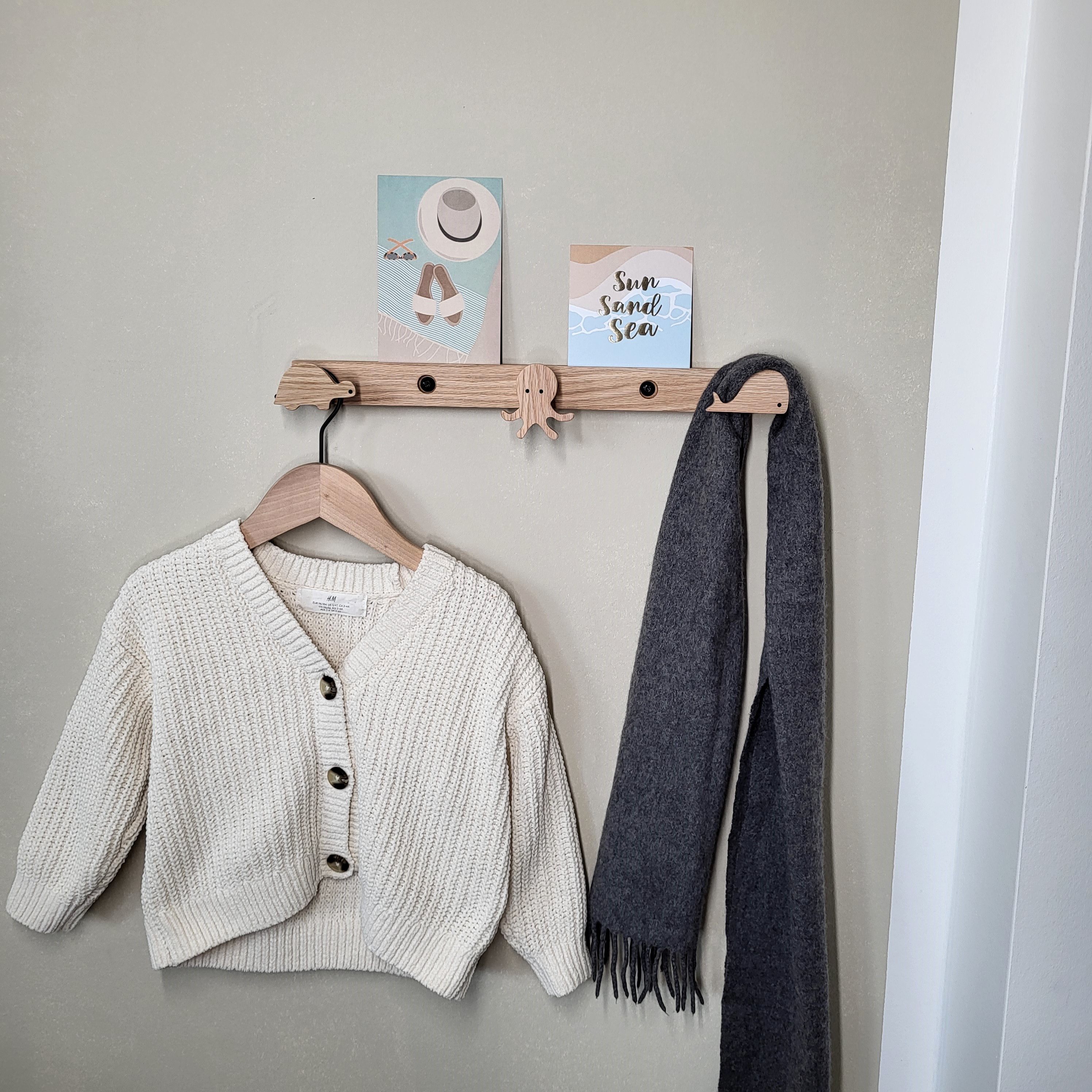 ScandiHooks Garderobenleiste Meerestiere Garderobenleiste für Kinder aus massivem Eichenholz, Plastikfreie und papierbasierte Verpackung und klimaneutraler Versand