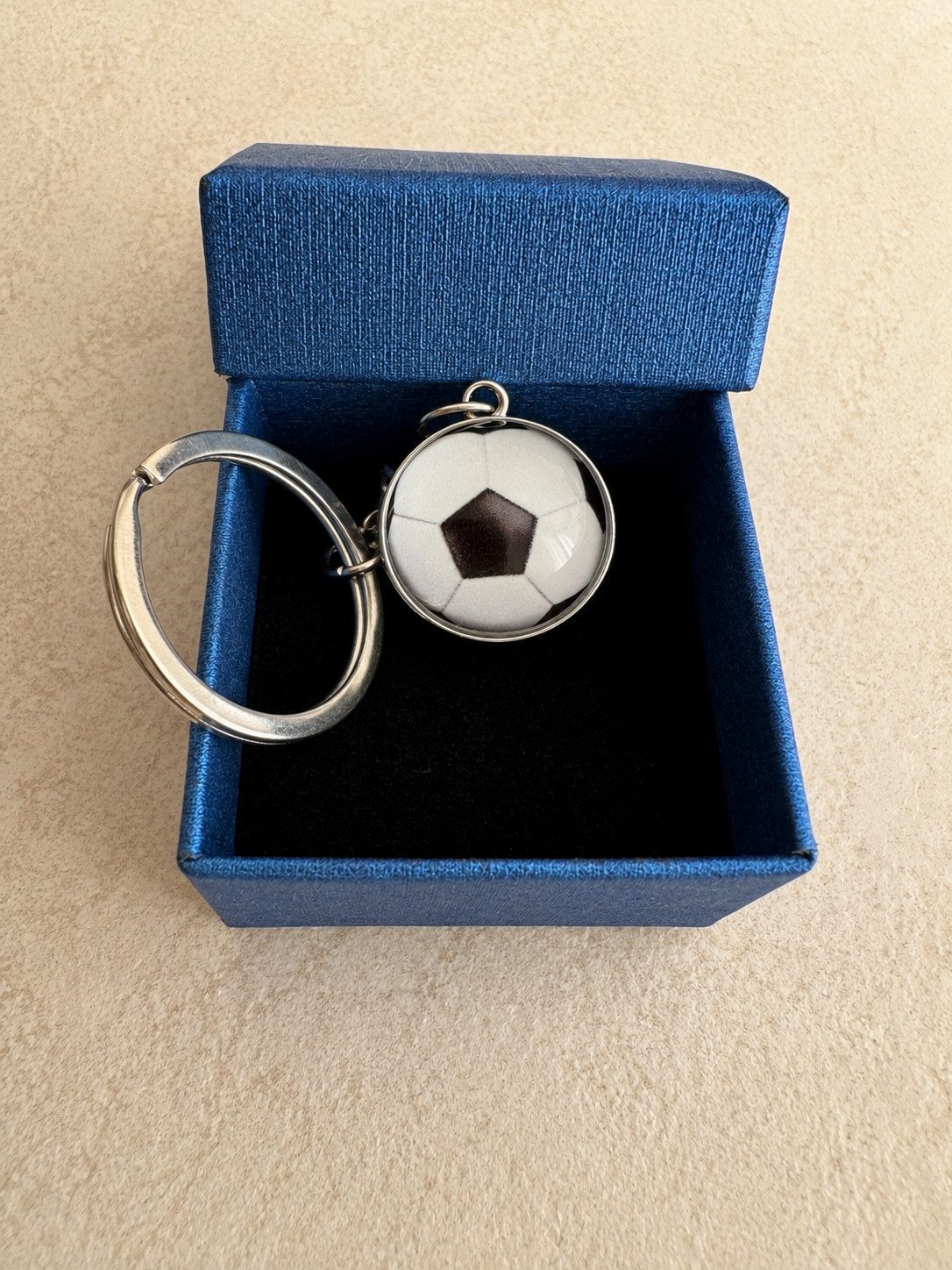 Stelby Schlüsselanhänger mit Gravur Fussball Schlüsselanhänger 3D mit Geschenkbox (Weihnachtsgeschenk, Geburtstagsgeschenk, Valentinstaggeschenk), langlebig, pflegeleicht, unisex