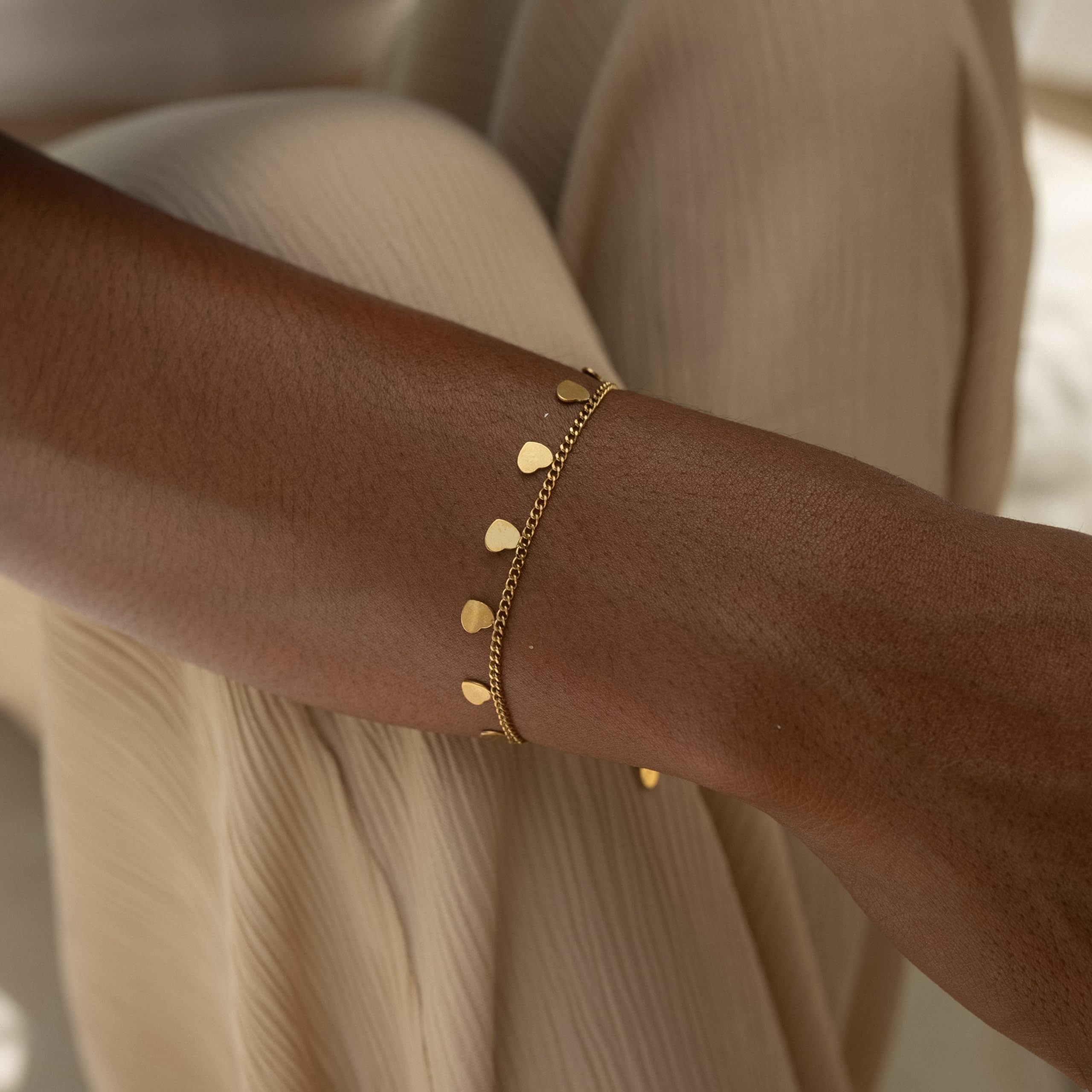 Made by Nami Armkette Herz Armband Damen Gold aus Edelstahl für Frauen Verstellbar 16 + 4 cm, Wasserfest & Verstellbar Geschenkideen Frauen oder Mädchen
