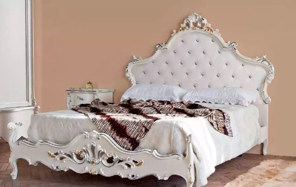 Bett Luxuriöses Doppelbett mit gepolstertem Design und Chesterfield-Holz