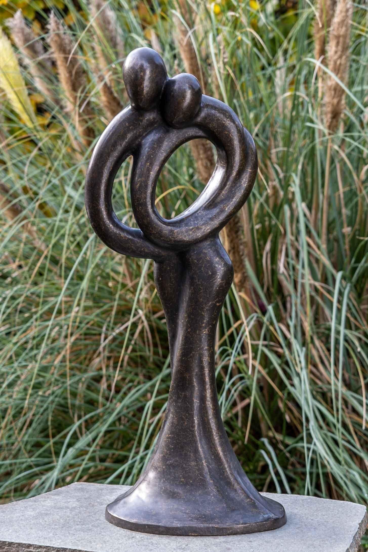 IDYL Gartenfigur IDYL Bronze-Skulptur Abstraktes Liebespaar, Bronze – sehr robust – Langlebig – witterungsbeständig gegen Frost, Regen und UV-Strahlung. Die Modelle werden in Wachsausschmelzverfahren in Bronze gegossen und von Hand patiniert.