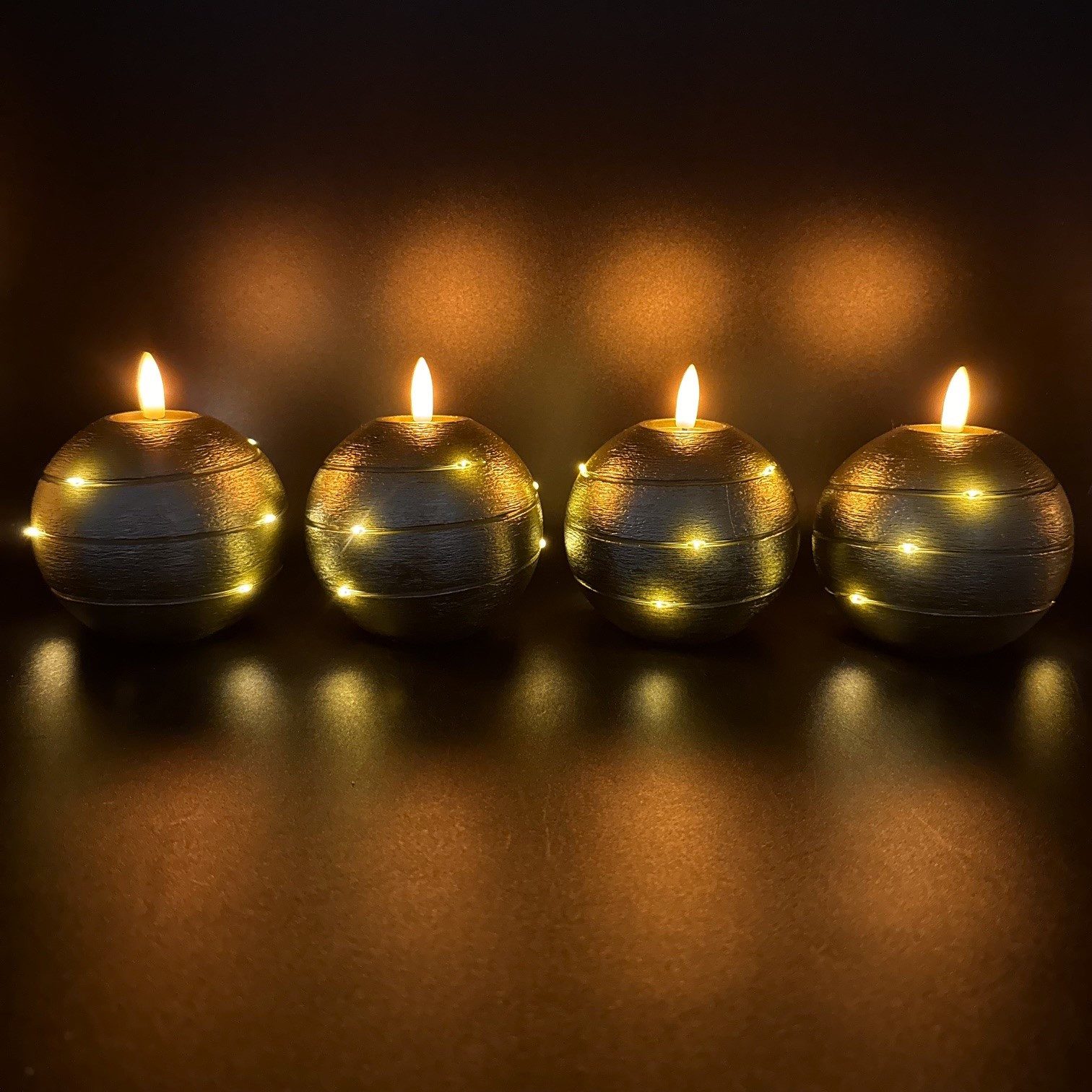 Online-Fuchs LED-Kerze 4 runde Kugelkerzen aus Echtwachs mit Timer & LED-Lichterkette, realistische Kerzenflamme, warmweiße Flamme und Lichterkette, praktische  – Bild 5 von 5