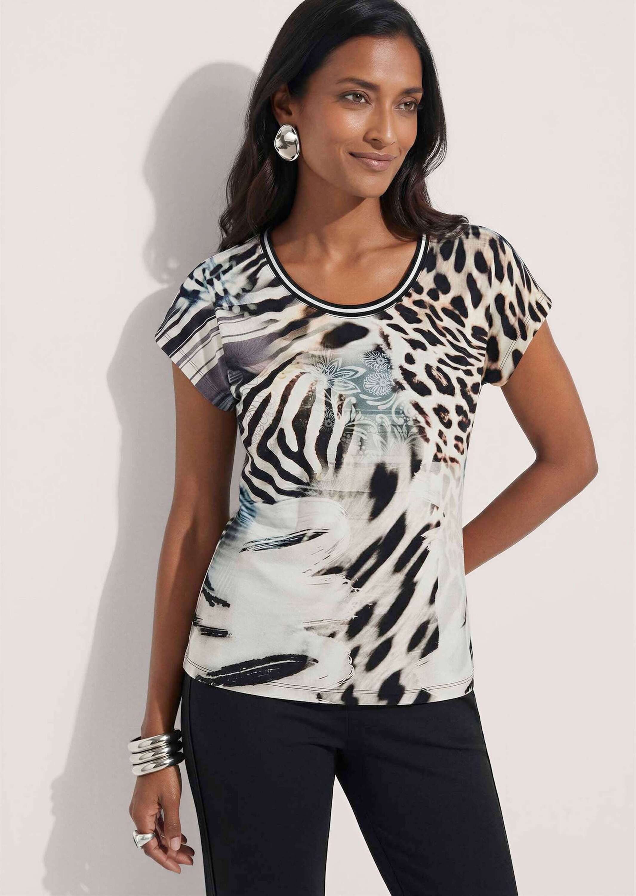 MADELEINE Kurzarmshirt Rundhals-Shirt mit Animal-Print Lässig überschnittene Schultern & gerader Saum