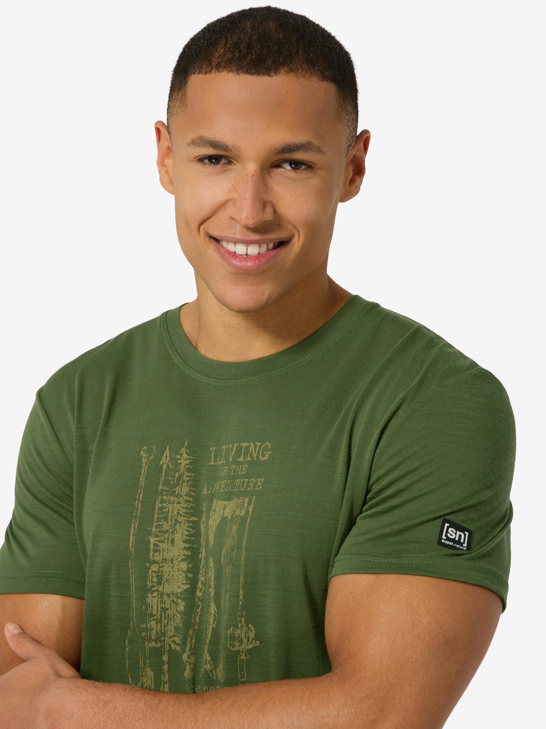 SUPER.NATURAL T-Shirt für Herren,Merino M FISHING ADVENTURE TEE mit Sommer-Motiv, atmungsaktiv