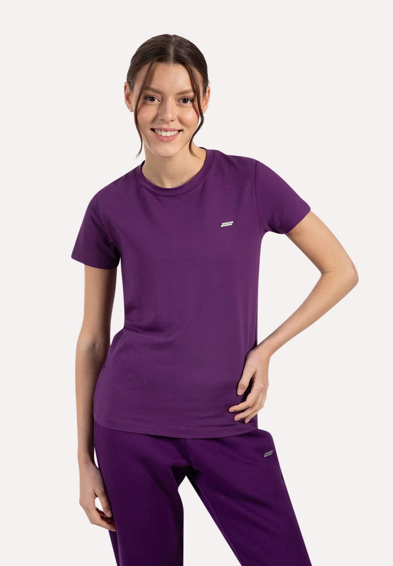 Smilodox T-Shirt Laurena, Schlichtes Shirt, graviertes Metallabel, Weiches Material Kurzarmshirt mit modernem Detail Alltag Freizeit Sport