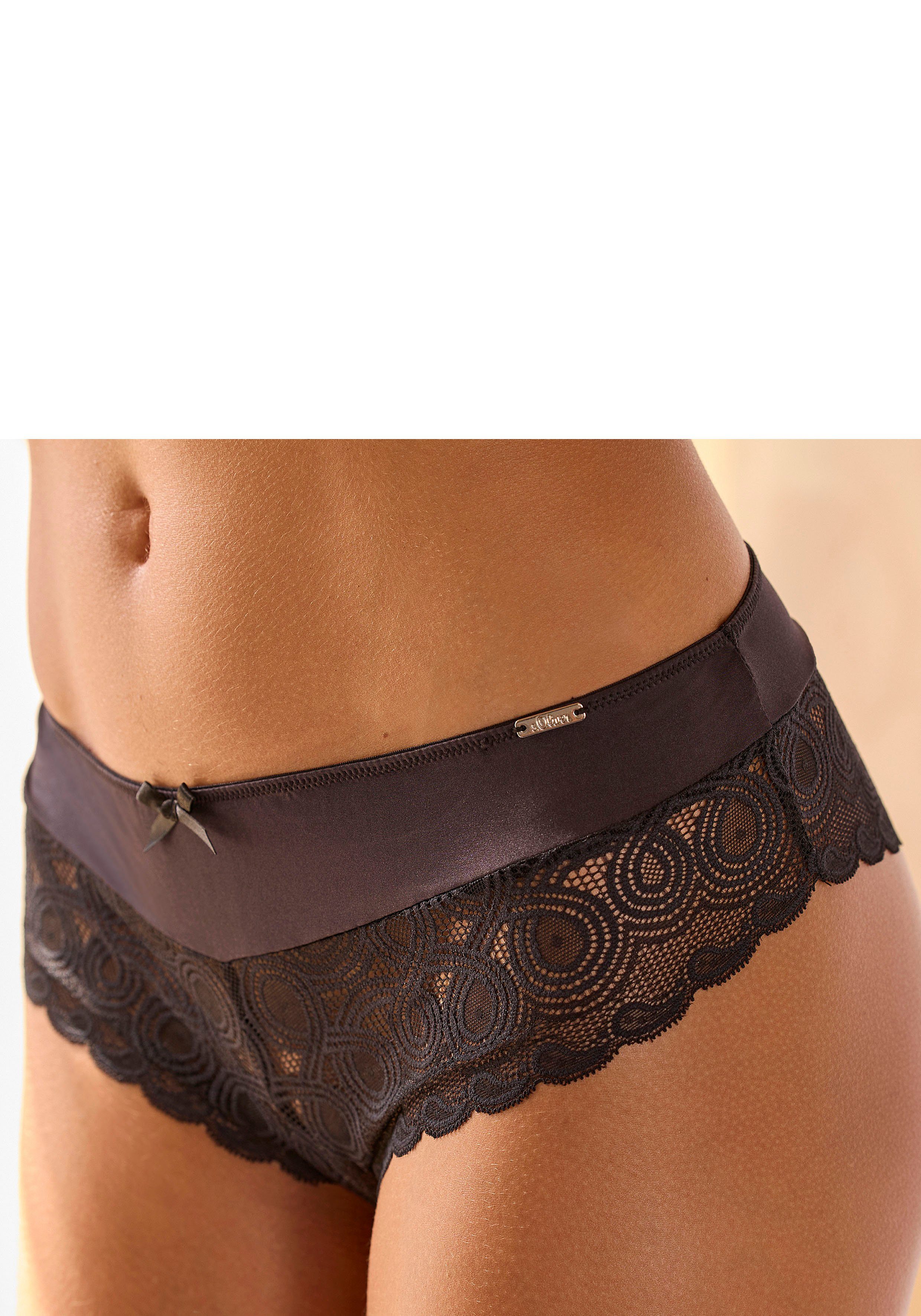 LASCANA Stringpanty mit extravaganter Spitze schwarz Zierschleife und