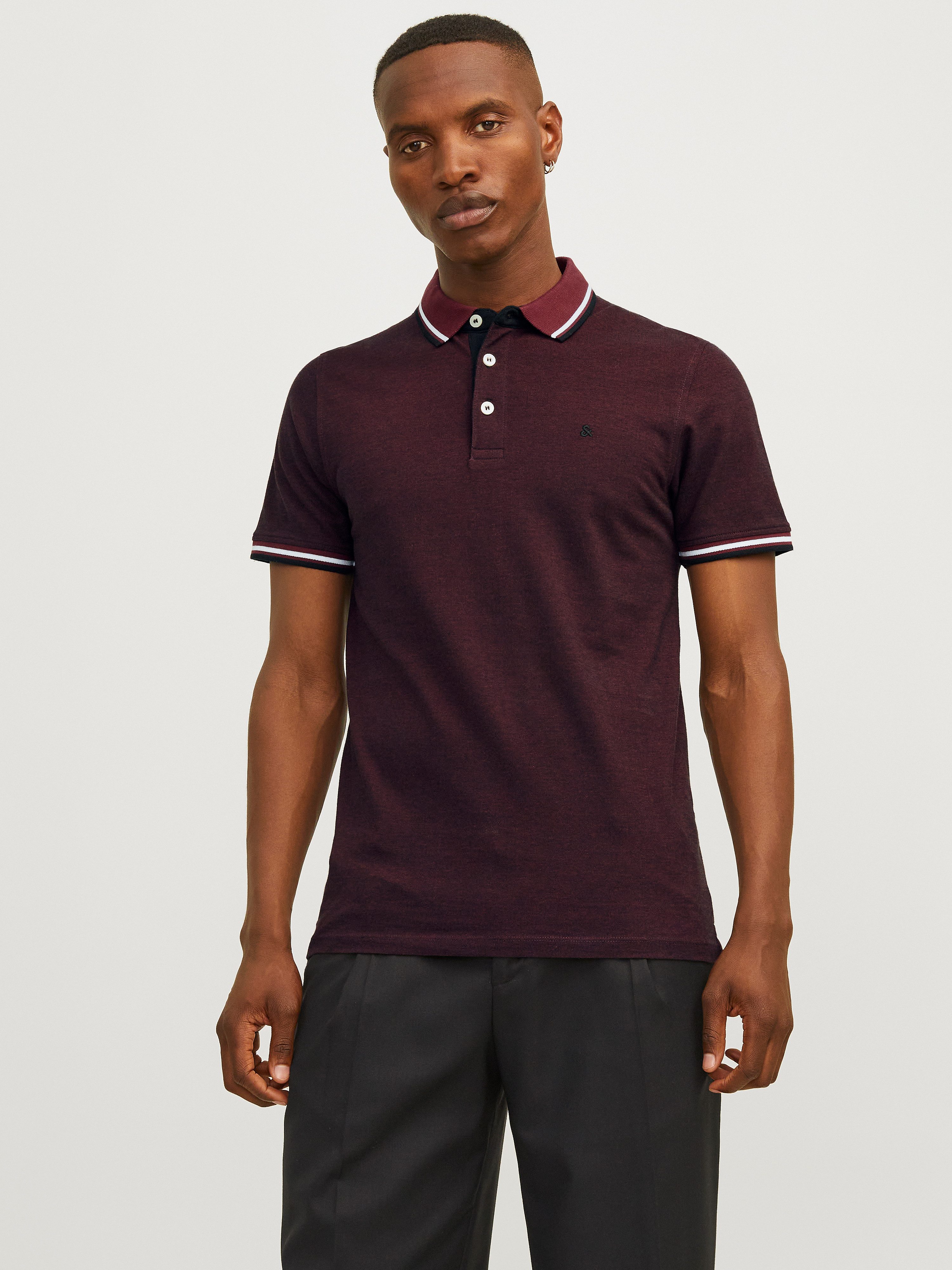 Jack & Jones Poloshirt JJEPAULOS Poloshirt mit klassischem Kragen und figurbetonter Form Logostickerei, modisch, schmal, Baumwolle, Polokragen