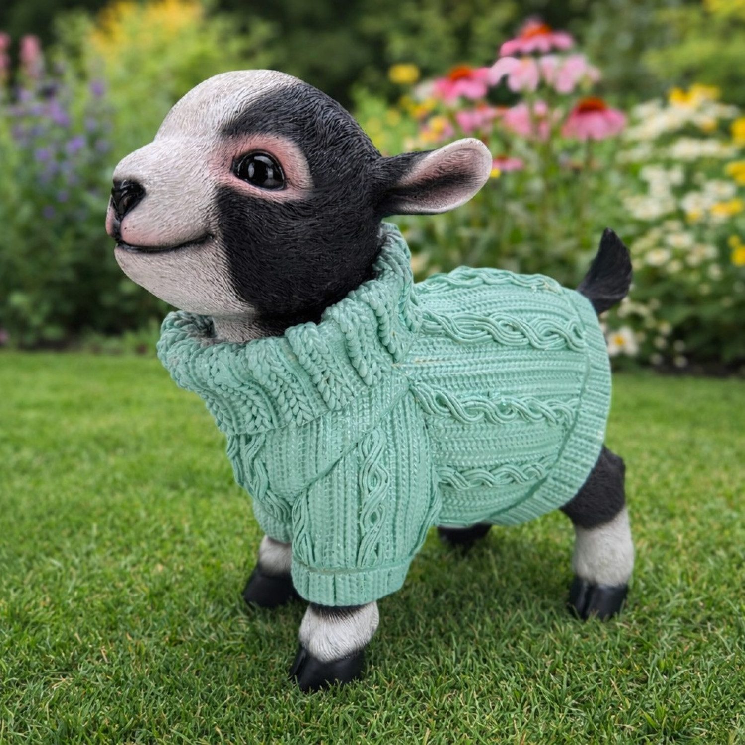 Online-Fuchs Gartenfigur süße Ziegen mit Pulli für außen - Deko Figuren Frühling, Sommer, (16 oder 24 cm groß), aus langlebigem Kunstharz gefertigt, wetterfest - 16 bis 24 cm groß
