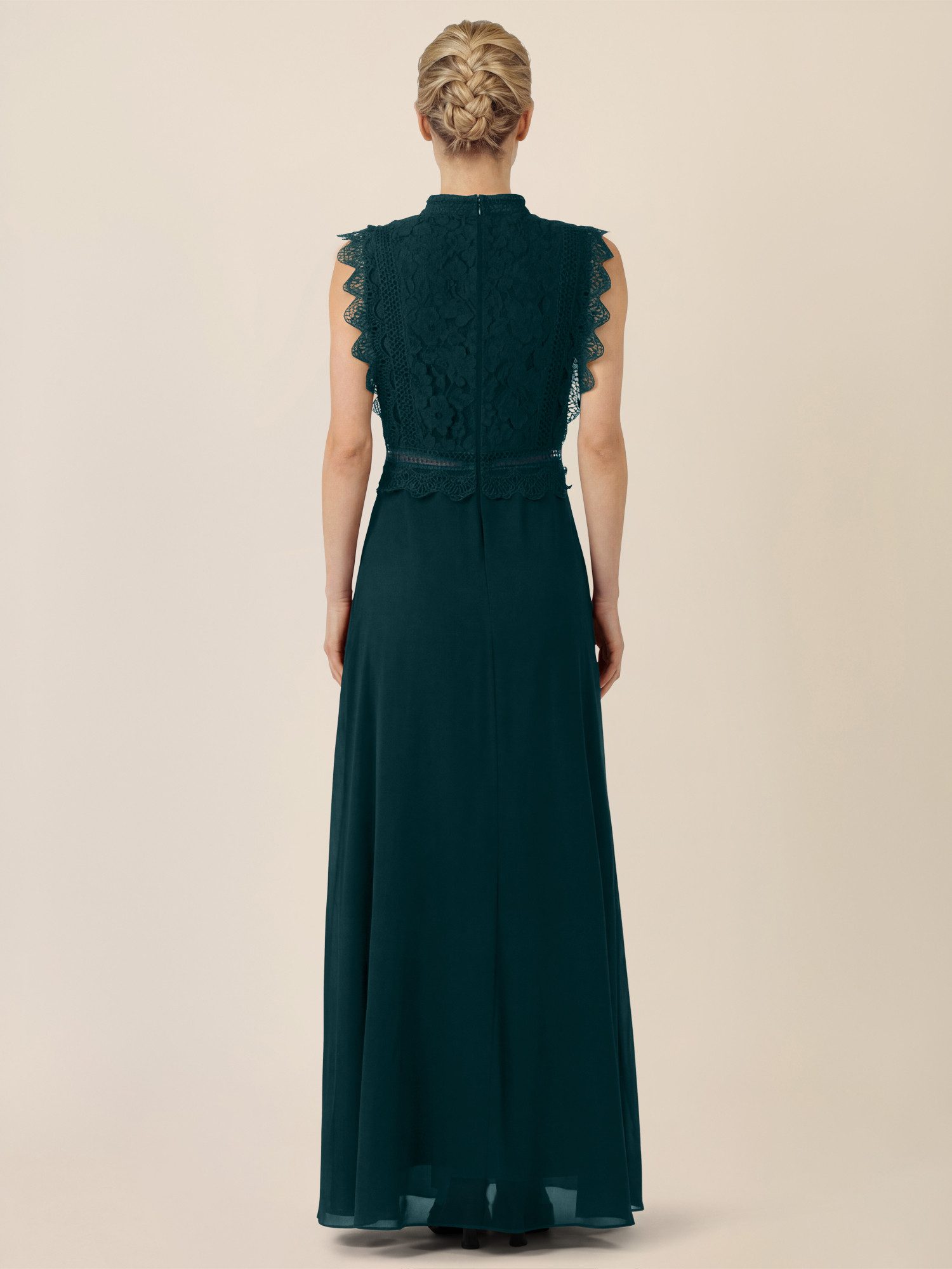 Apart Abendkleid mit Häkelspitze und Stehkragen