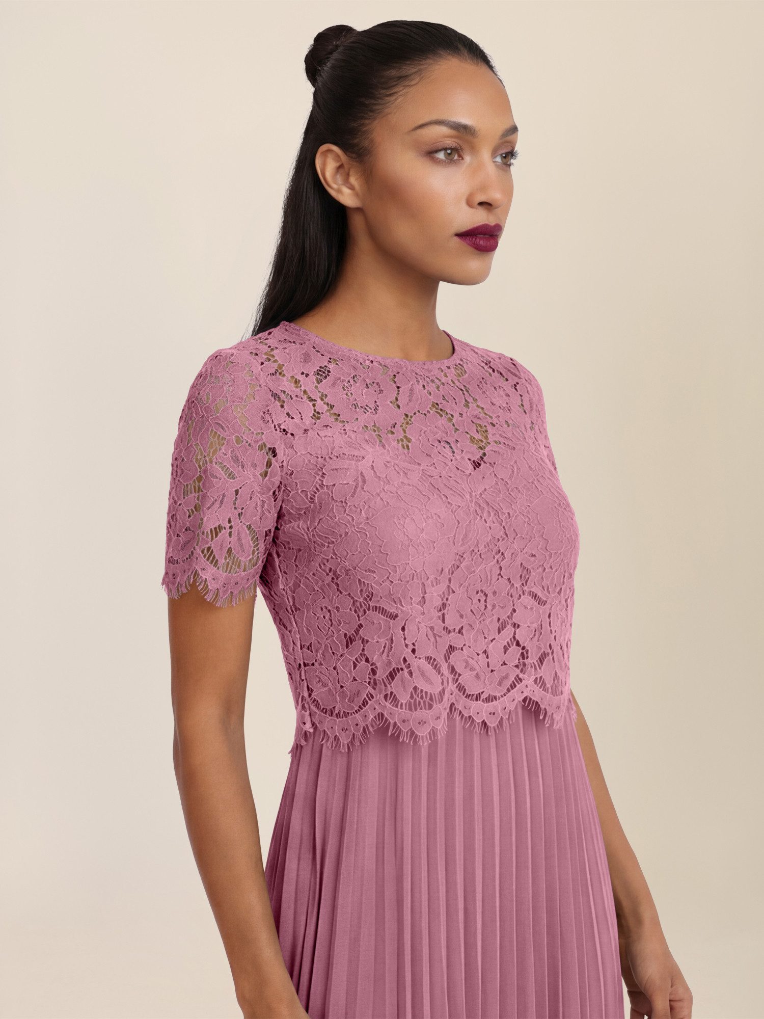 Apart Abendkleid mit Spitzenoberteil und Plisseerock